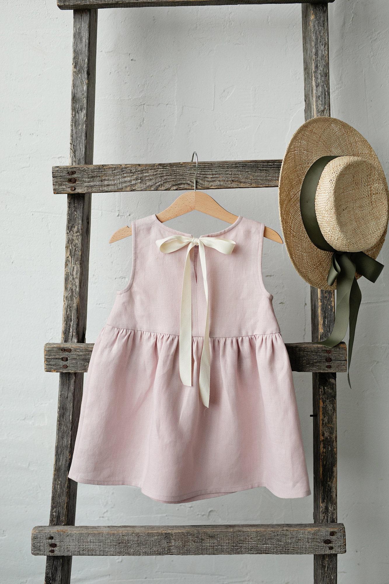 Babyrosa Smockkleid, Ärmelloses Leinenkleid, Verschiedene Stickereien, Sommerkleid Für Mädchen, Blumenmädchenkleid, Mädchenleinenkleid von allthebeautifullinen