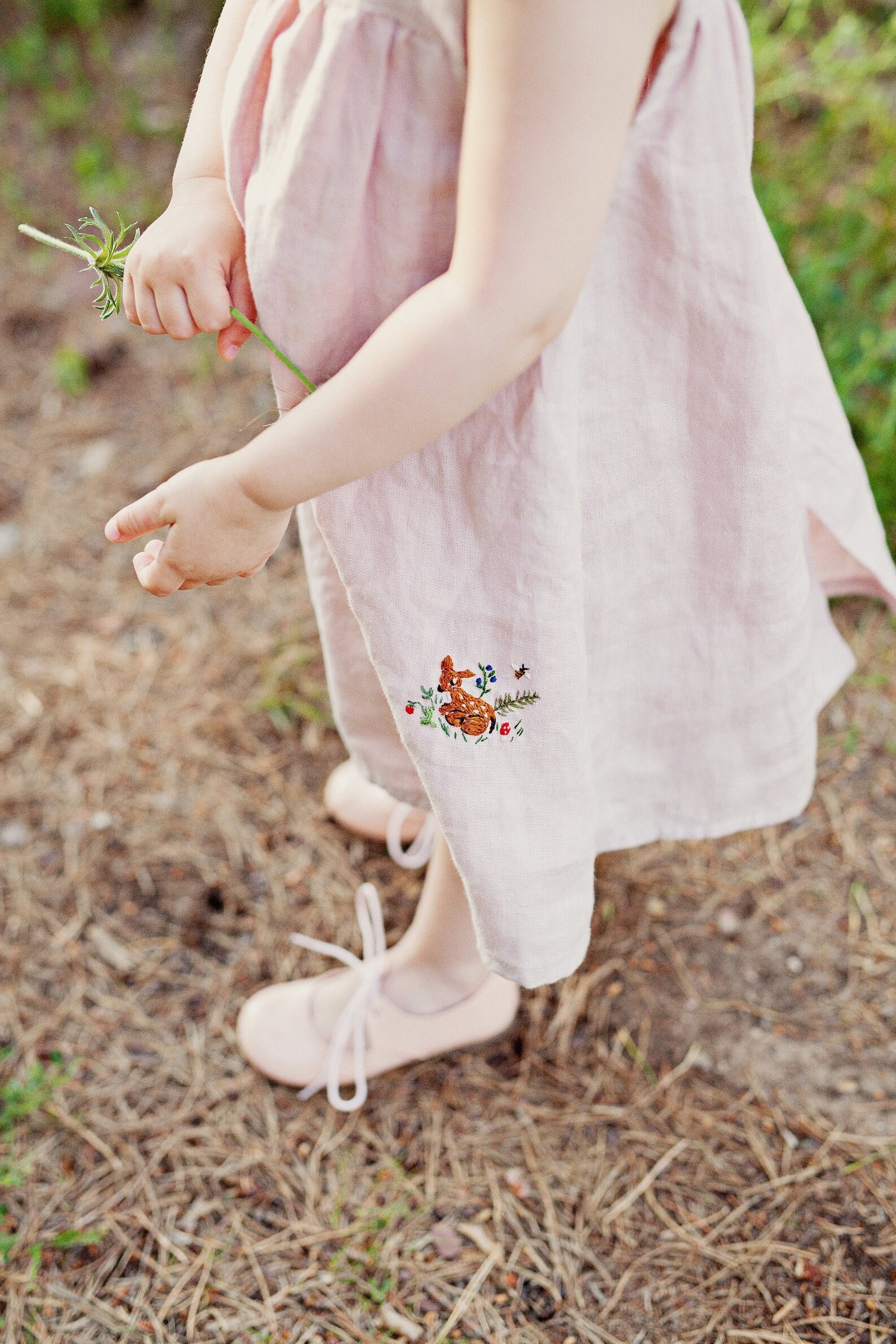 Baby Rosa Pinafore Kleid, Leinen Verschiedene Stickereien, Leinenkleid Mädchen, Babyschürze, Blumenmädchenkleid, Kleid Mädchen von allthebeautifullinen