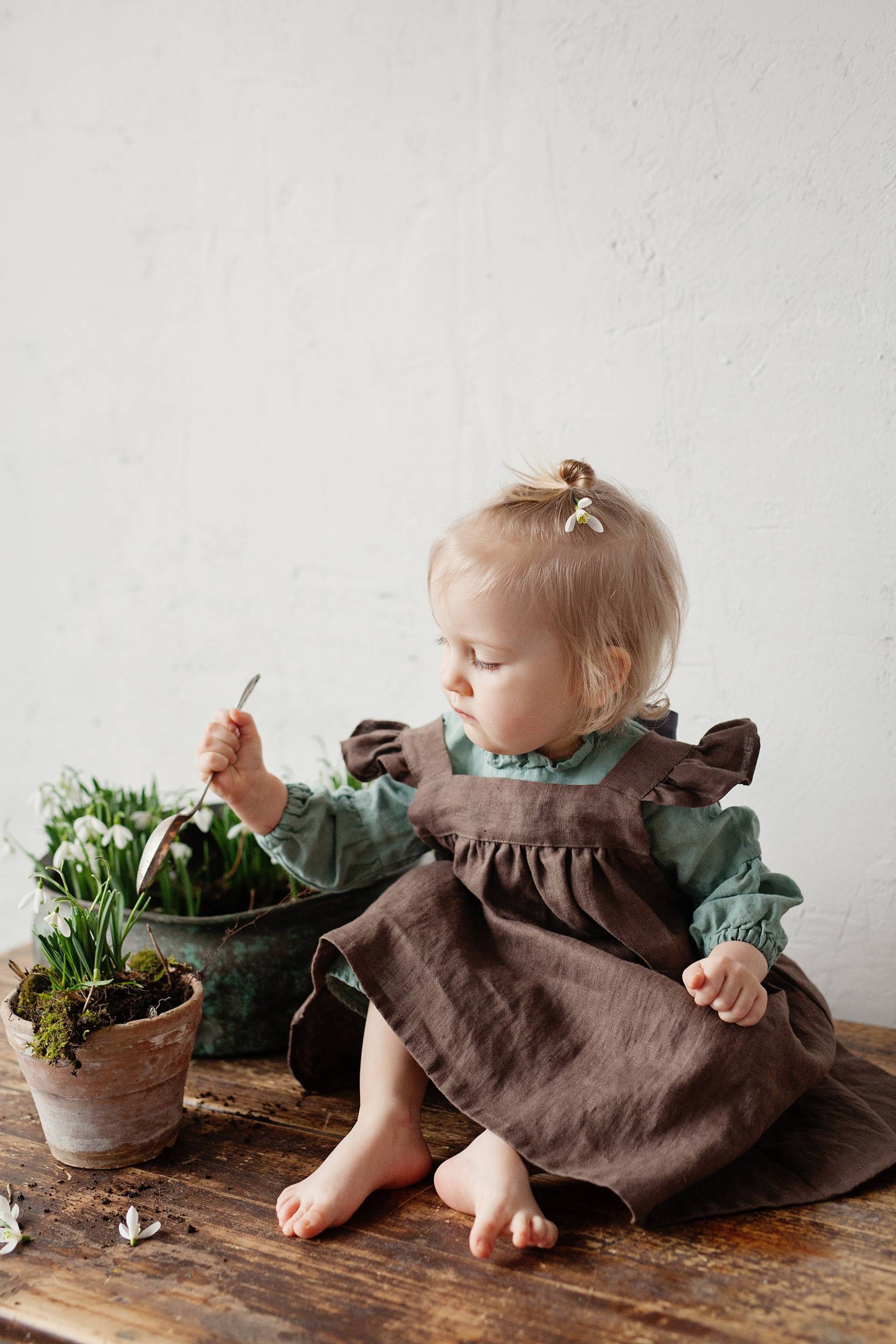 Cacao Trägerkleid, Leinen Verschiedene Stickereien, Leinenkleid Mädchen, Babyschürze, Blumenmädchenkleid, Mädchenkleid von allthebeautifullinen