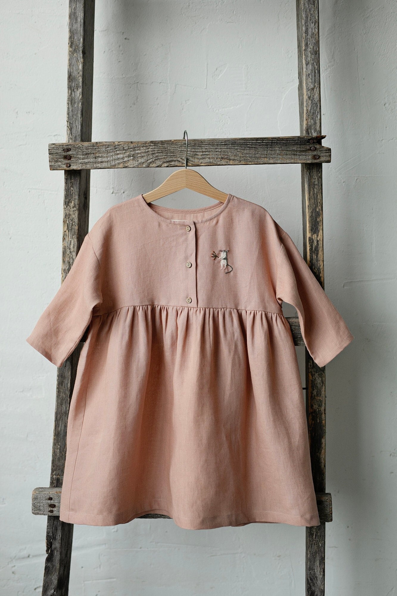 Dusty Rose Anemonenkleid, Leinenkleid, Verschiedene Stickereien, Leinenkleid Für Mädchen, Blumenmädchenkleid, Mädchenleinenkleid von allthebeautifullinen