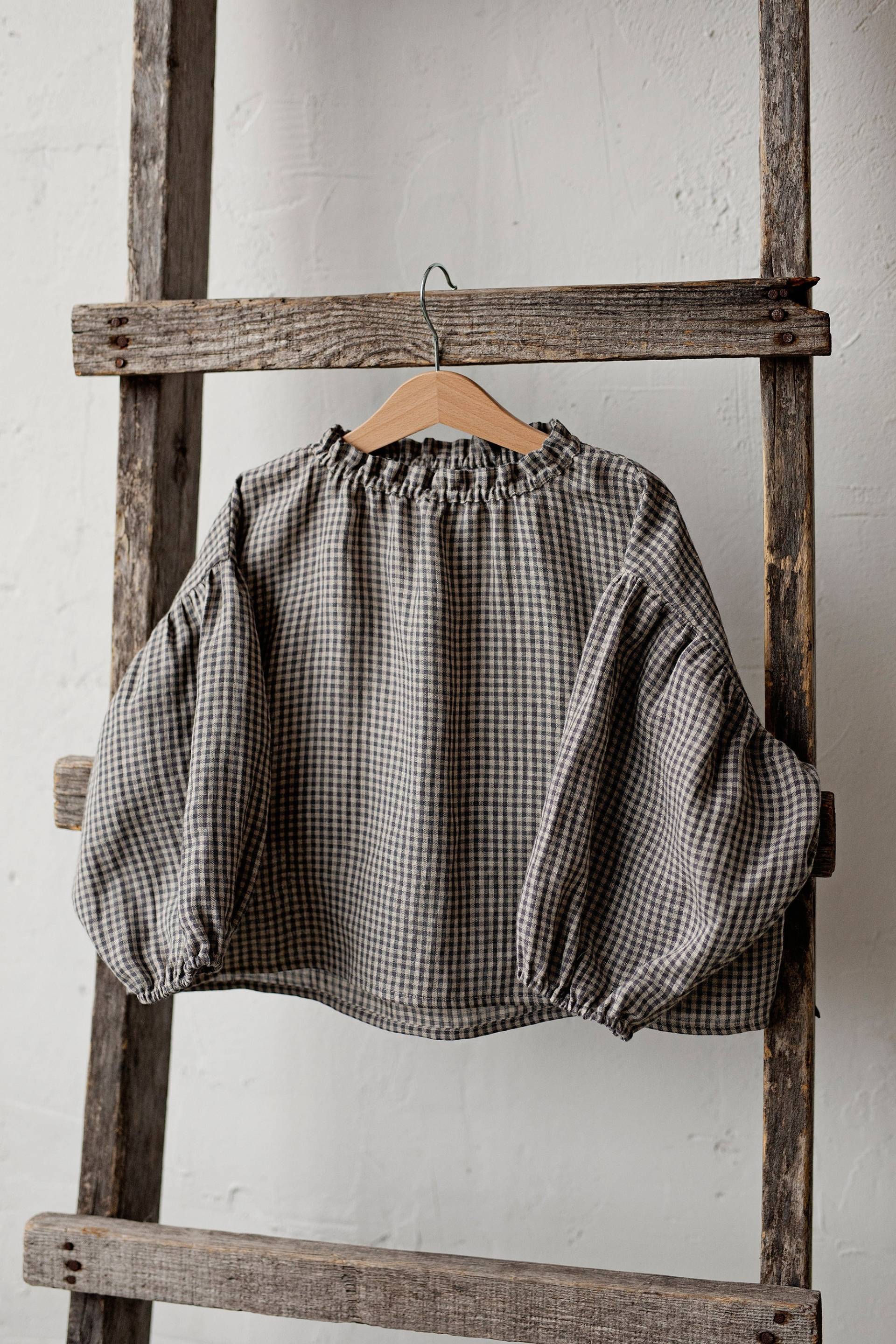 Graue Gingham-Fallschirmleinen-Tunika, Verschiedene Stickereien, Leinenshirt Für Mädchen, Langarm-Leinentunika, Mädchen-Leinen-Top, Babyshirt von allthebeautifullinen