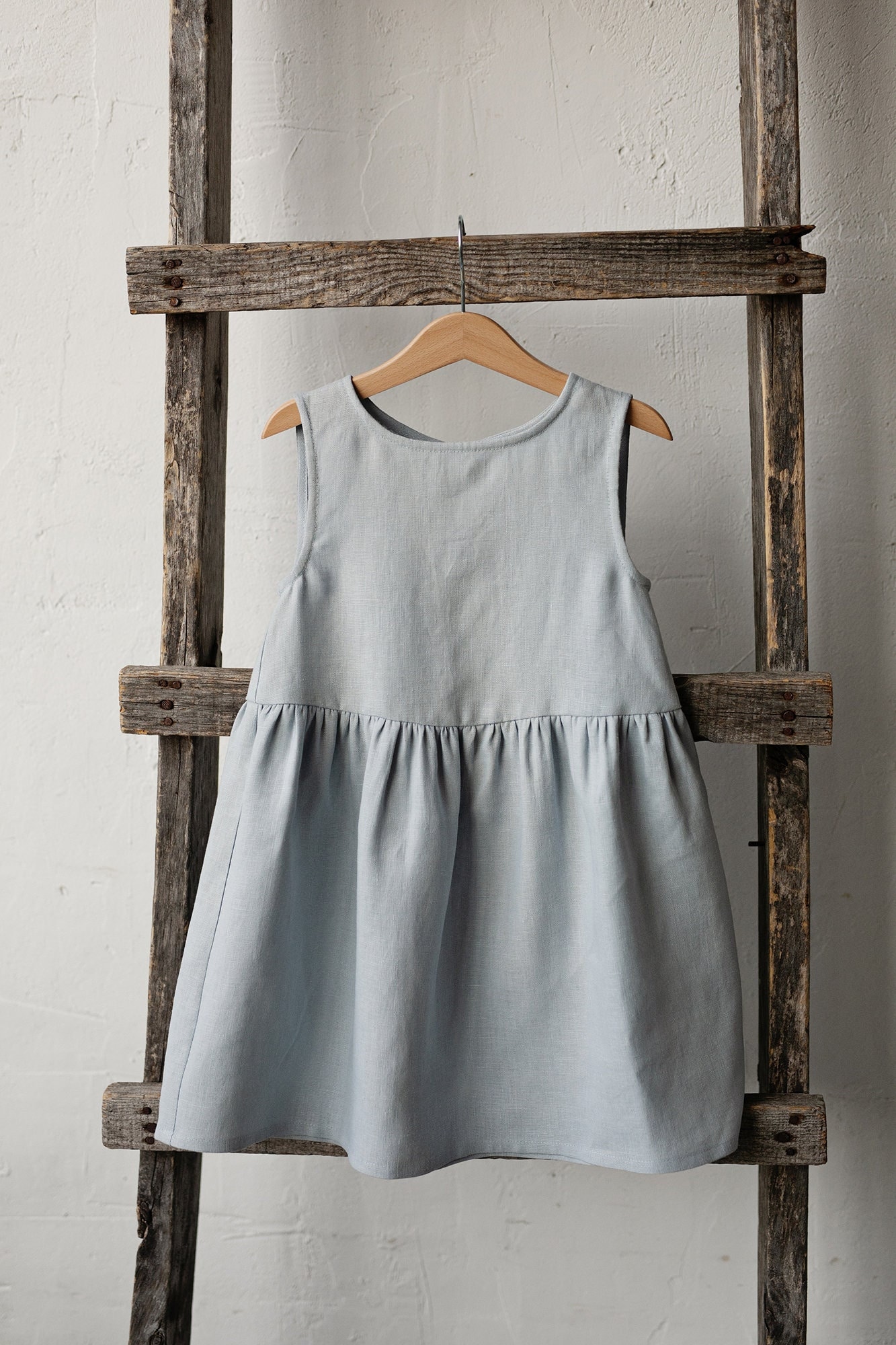 Himmelblaues Hängerchen, Leinen Ärmelloses Kleid, Verschiedene Stickereien, Sommerkleid Für Mädchen, Blumenmädchenkleid, Mädchen Leinenkleid von allthebeautifullinen