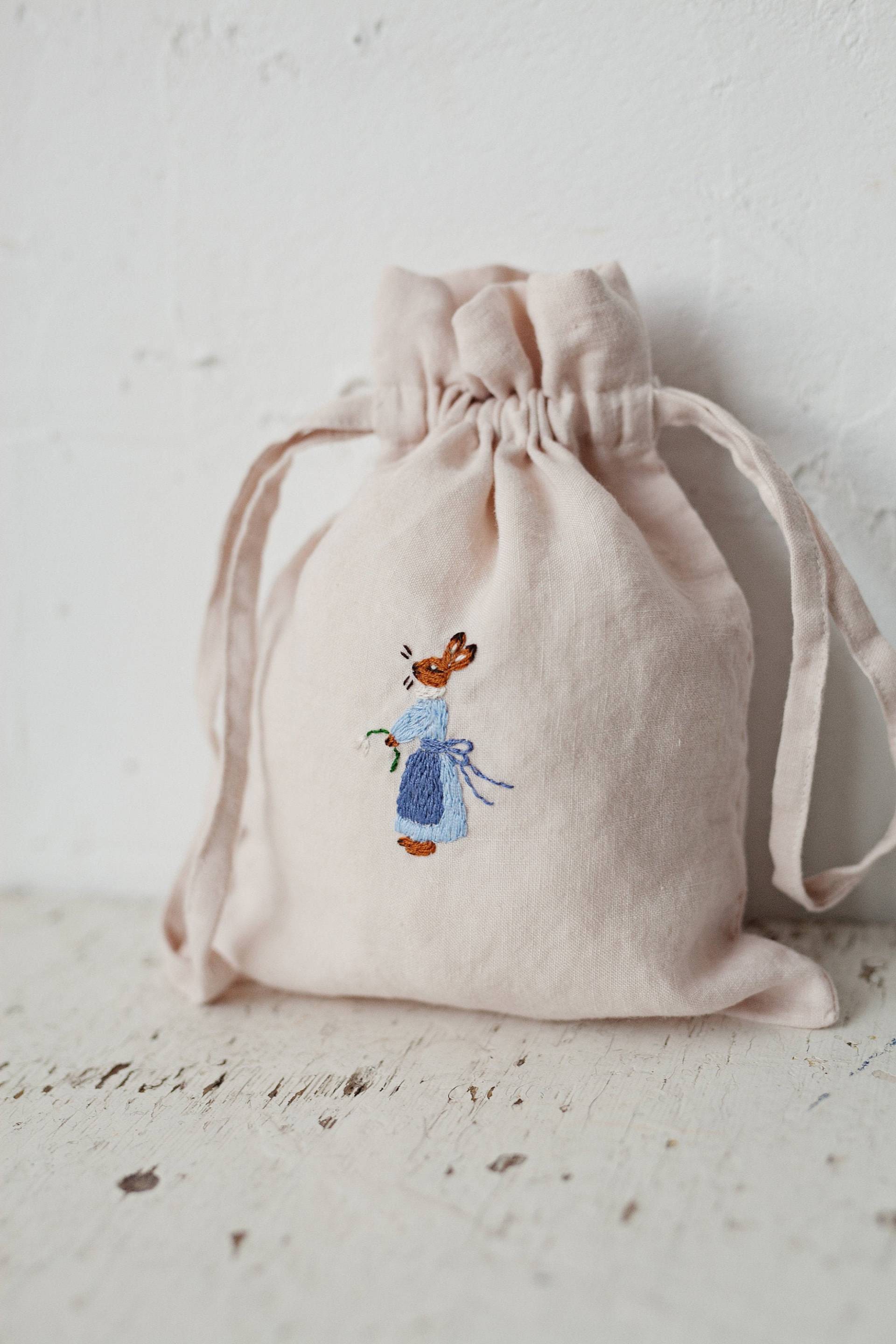 Leinen Beutel Tasche, Verschiedene Farben, Kaninchen Mädchen Stickerei, Wäsche Kinderzimmer Dekor, Spielzeug Aufbewahrungstasche, Brot Geschenk von allthebeautifullinen