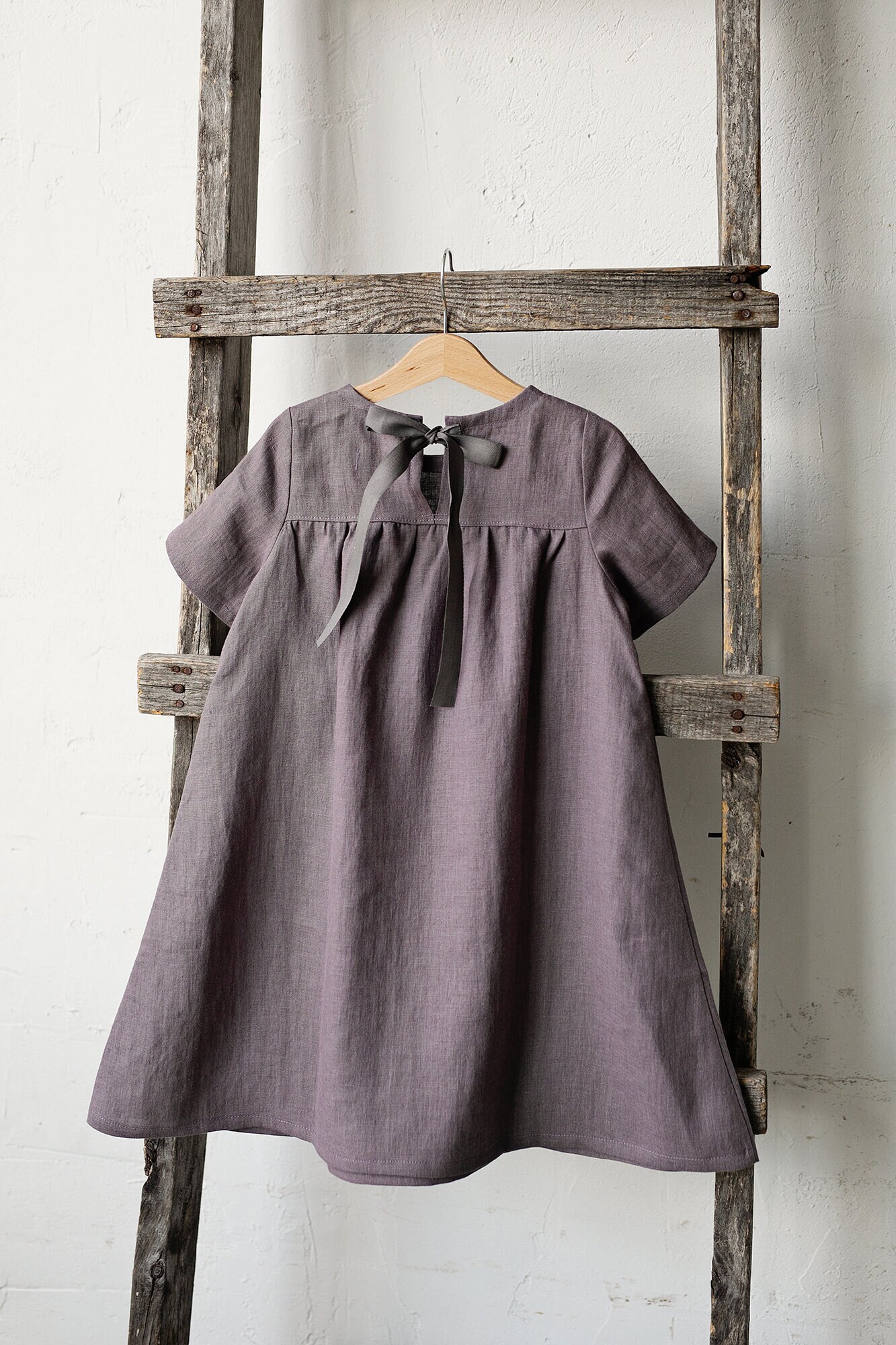 Lila Sommerkleid, Leinen-Sommerkleid, Verschiedene Stickereien, Kurzarmkleid, Mädchen-Leinenkleid, Blumenmädchenkleid von allthebeautifullinen