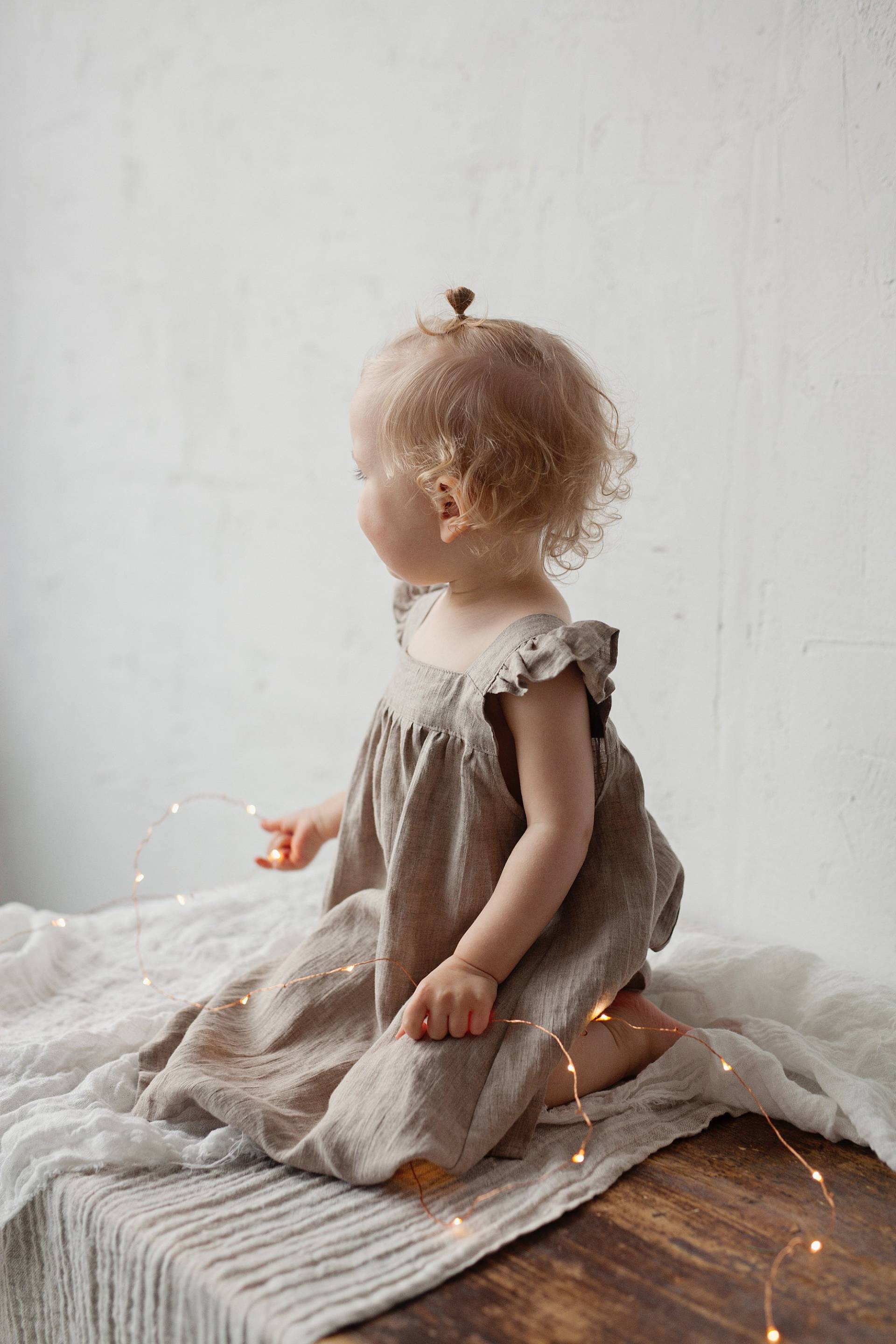 Natürliches Trägerkleid, Leinen Verschiedene Stickereien, Leinenkleid Mädchen, Baby Schürze, Blumenmädchenkleid, Mädchenkleid von allthebeautifullinen