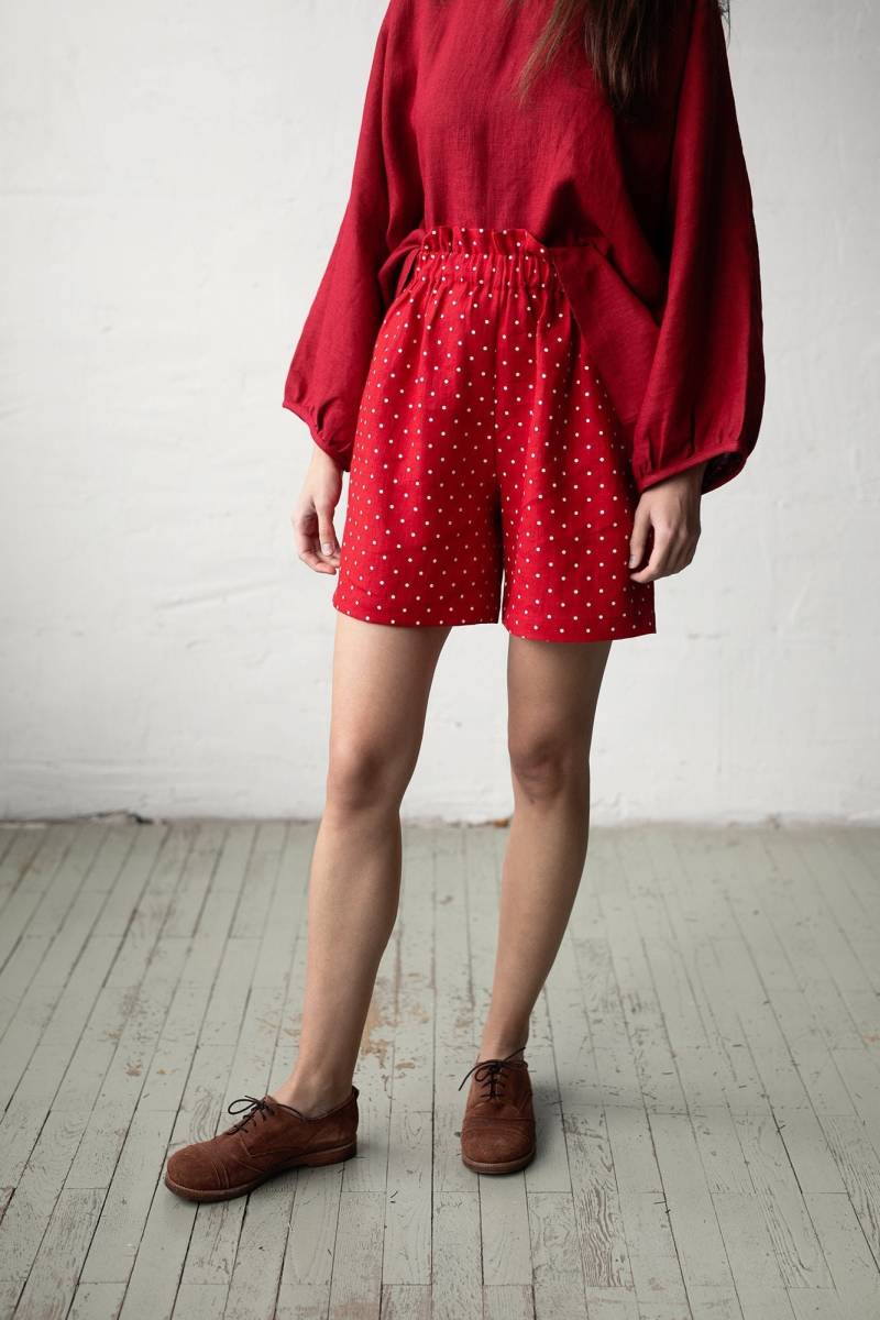 Rote Polka Dot Festliche Shorts, Leinen Overknee Frauen Shorts Für Frauen, High Waist Loungewear von allthebeautifullinen