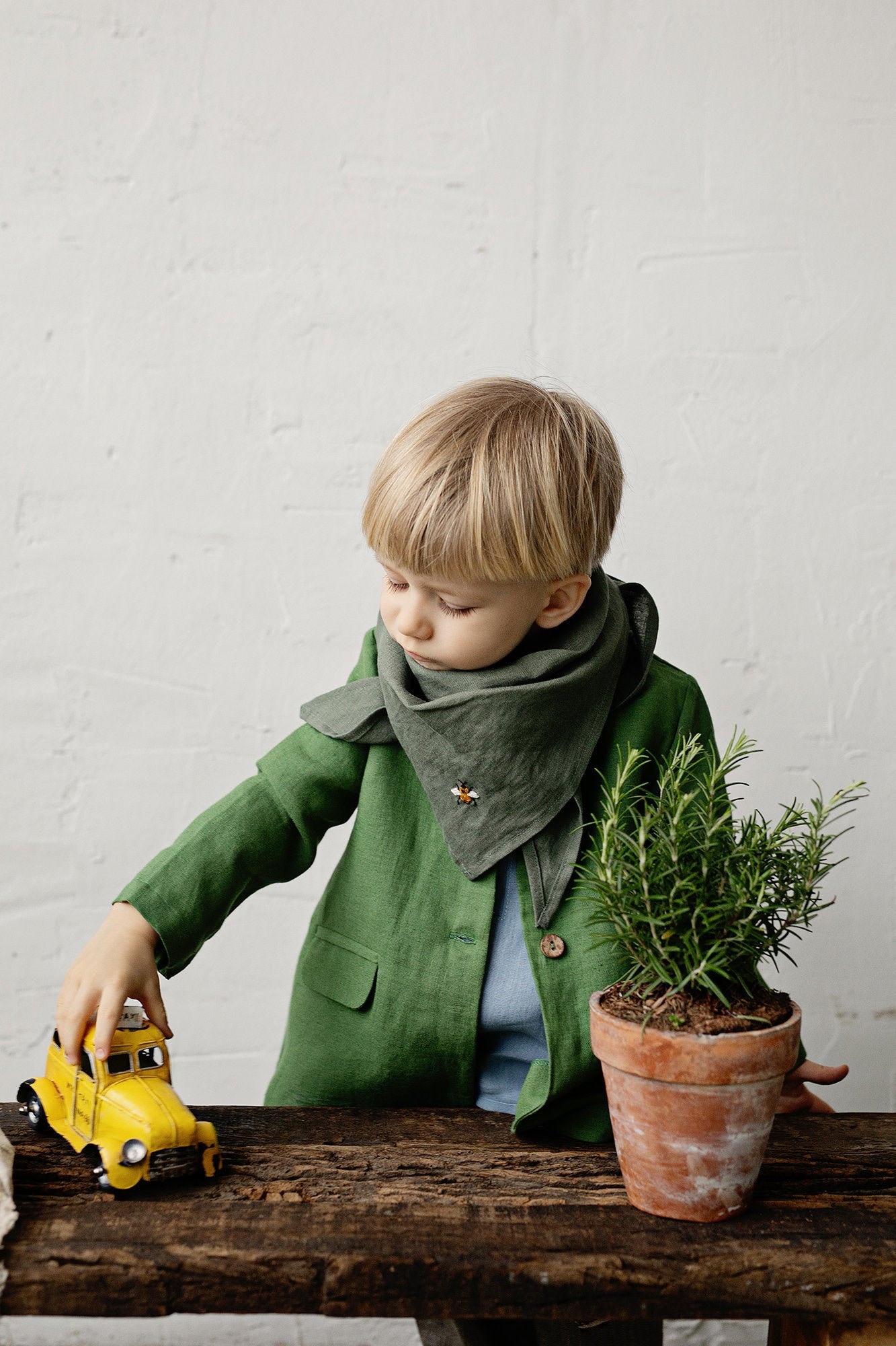 Salbeifarbener Leinenschal, Kinderleinenschal, Verschiedene Stickereien, Leinenschal Für Kinder, Kinderschal von allthebeautifullinen