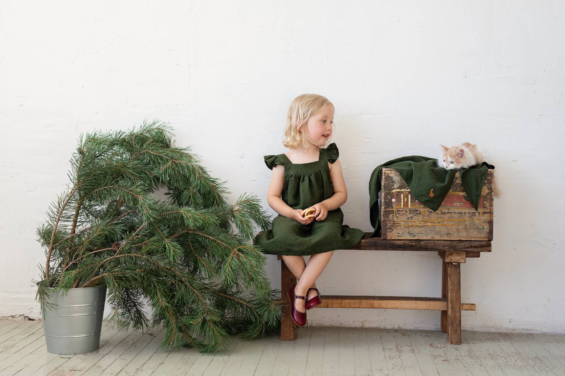 Waldgrünes Schürzenkleid, Leinen Trägerkleid, Verschiedene Stickereien, Leinenkleid Mädchen, Babyschürze, Blumenmädchenkleid, Mädchenkleid von allthebeautifullinen