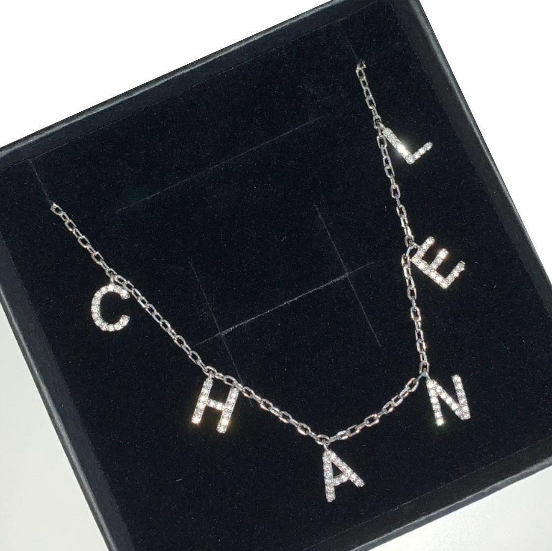 stilvolle Kette Halskette - Anfangsbuchstaben Ausgefallenes Design Namenskette Benutzerdefinierte -Damen von bombrijewelry