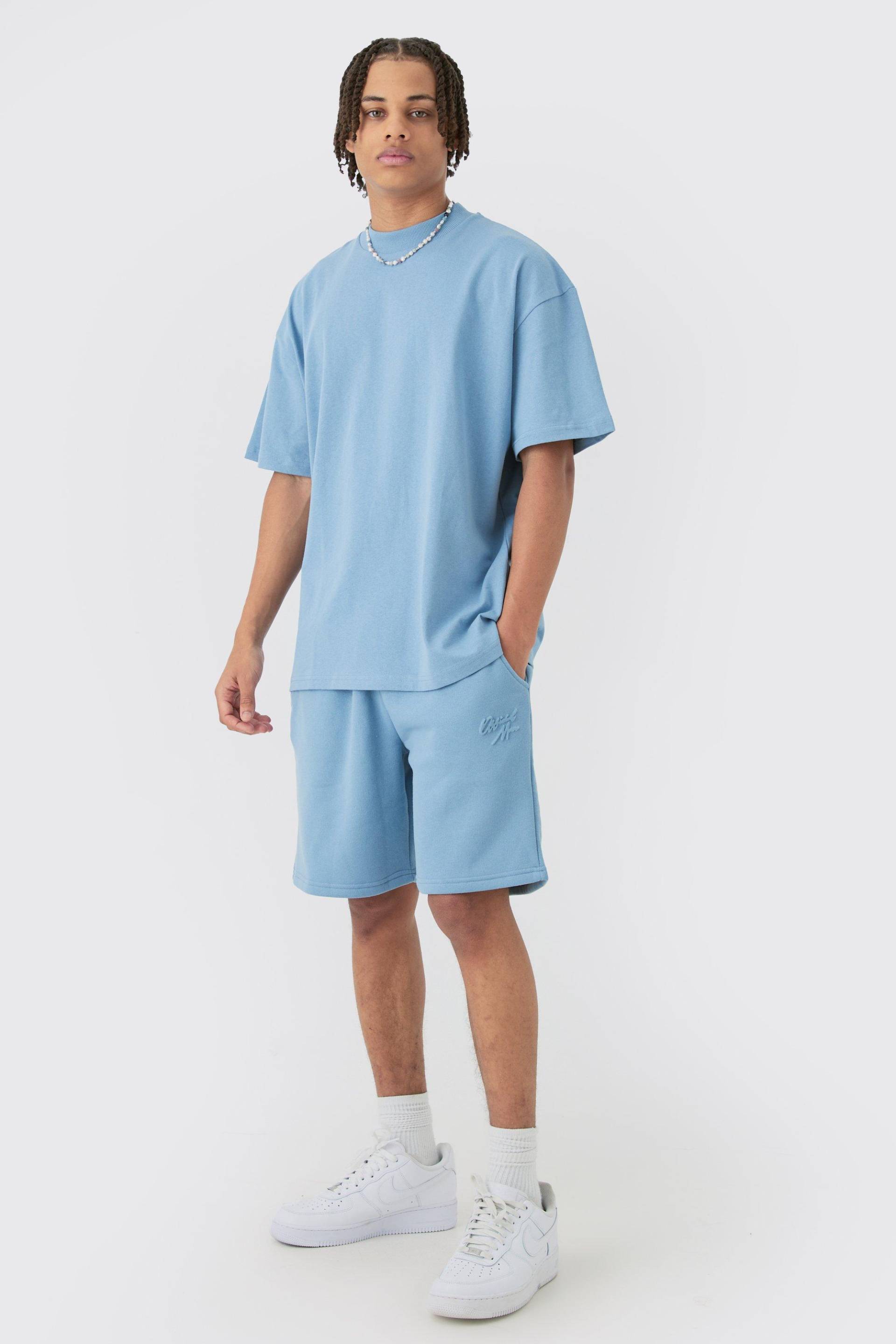 Mens Oversized Extended Neck Official Man Embossed T-shirt & Short Set - Blau - XL, Blau von boohooman