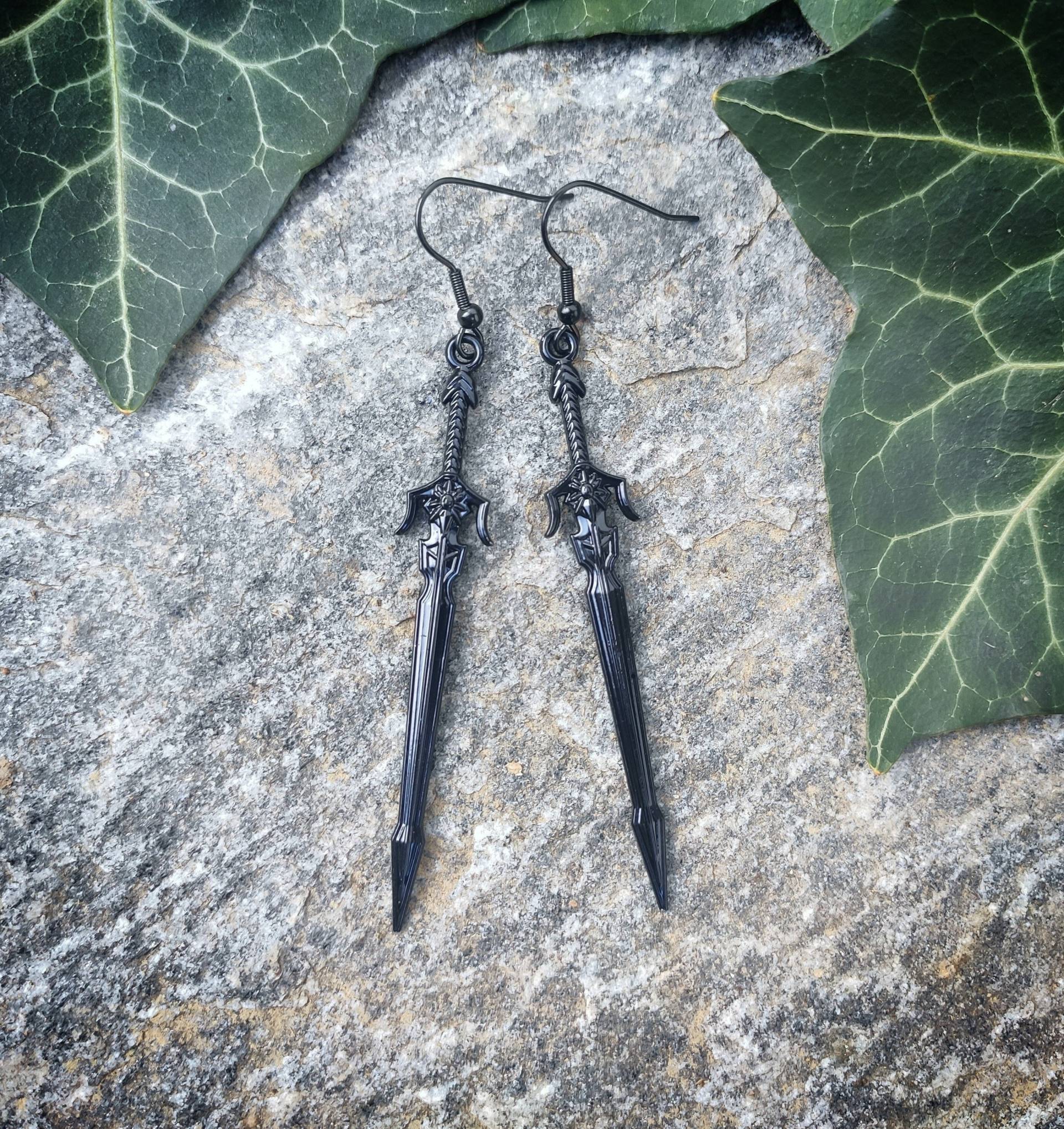 Lange Schwarze Schwert Ohrringe, Mittelalterlicher Waffen Schmuck, Gothic Dolch Frauen Oder Männer Baumeln Messer Witchy Kampfklinge von bySantana