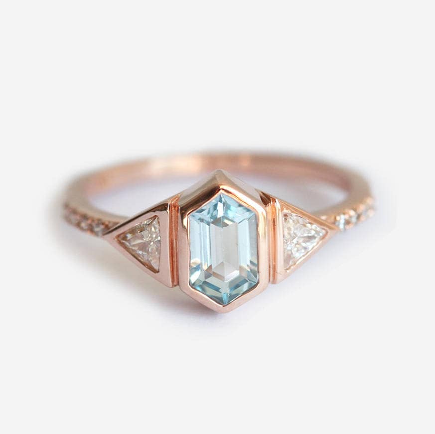 Aquamarin & Diamant Verlobungsring, Rosegold Ring, Sechseck Geschliffener Drei-stein-Ring, Moderner Blauer Ehering von capucinne