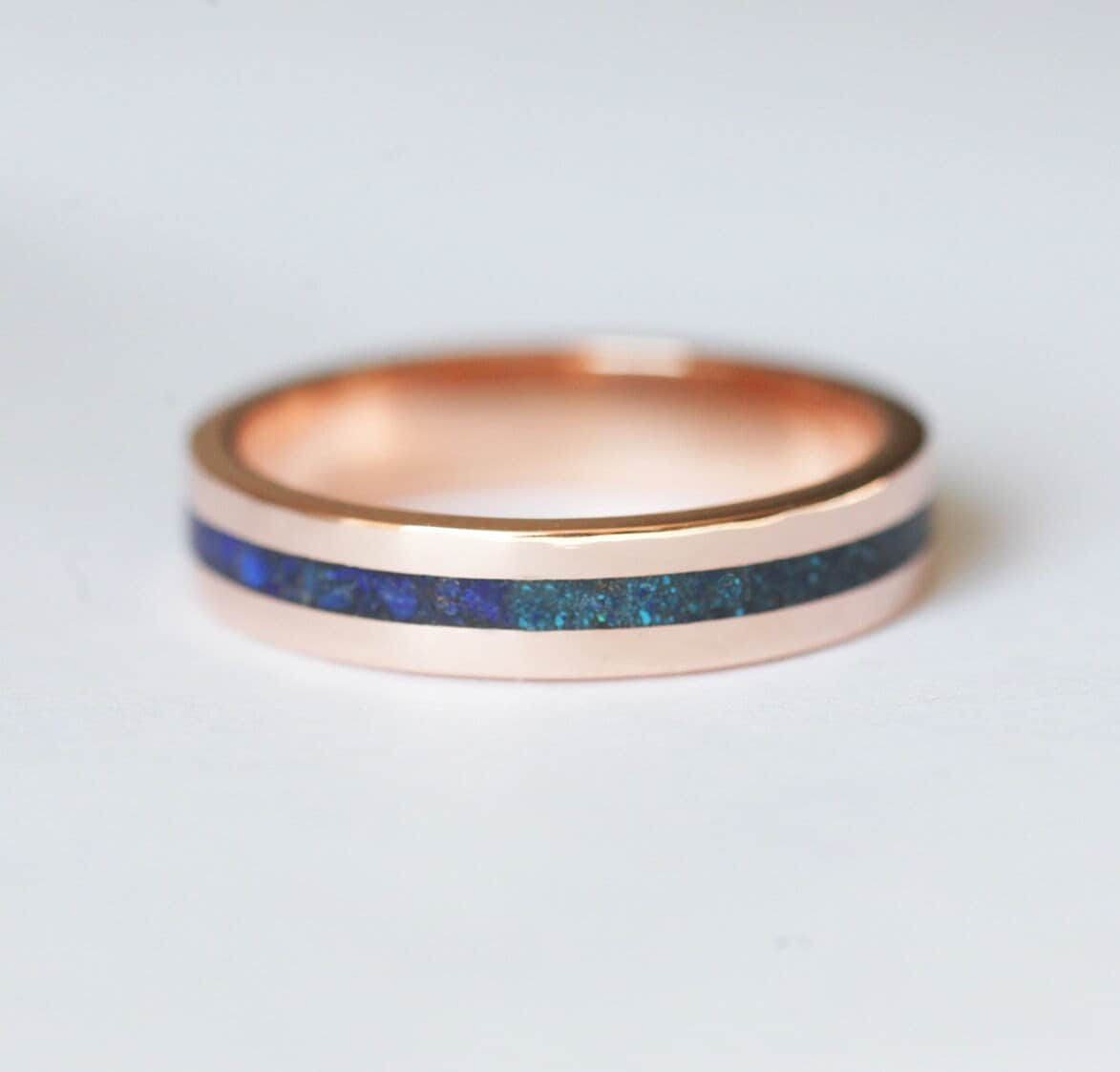 Lapis Lazuli Inlay Ehering, Blauer Edelstein Ring, Moderner Roségold Herrenring, 4mm Breiter Unisex Ring von capucinne