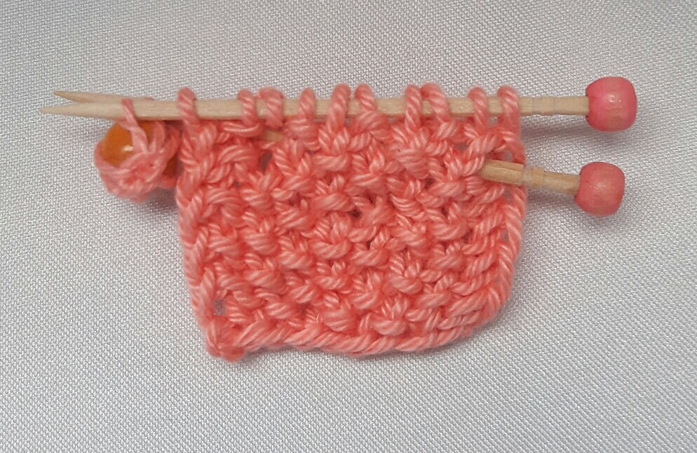 strickbrosche Mit Miniatur-stricknadeln Aus Bambus Und Einem Wollknäuel Baumwollgarn - Peach strickbrosche Mit Miniatur-stricknadeln Aus Bambus Und Einem Wollknäuel Baumwollgarn - Peach von dnicecraft