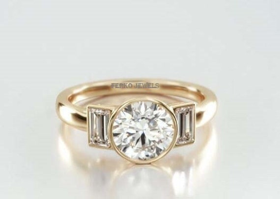 Runder Brillantschliff Farbloser Moissanite Ring/Seite Baguette Drei Stein Verlobungsring/Einfassungsring Ehering/Versprechensring/Jahrestag Ring von ferkojewels