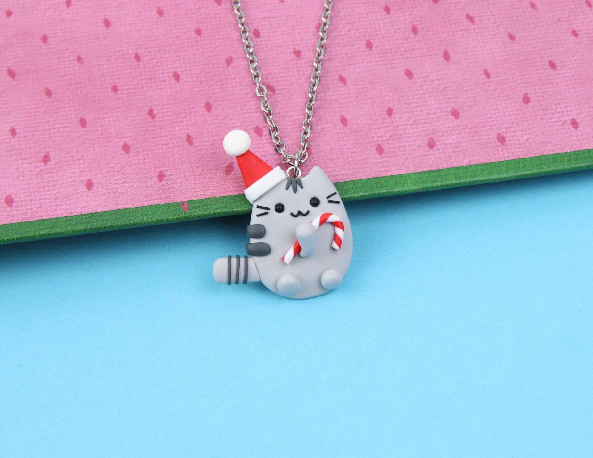 Weihnachtsmann-Katze-Halskette, Geschenk Für Kinder, Weihnachts-Pusheen-Anhänger, Weihnachtlicher Tierschmuck, Lustiges Weihnachtsgeschenk von iCutiePie