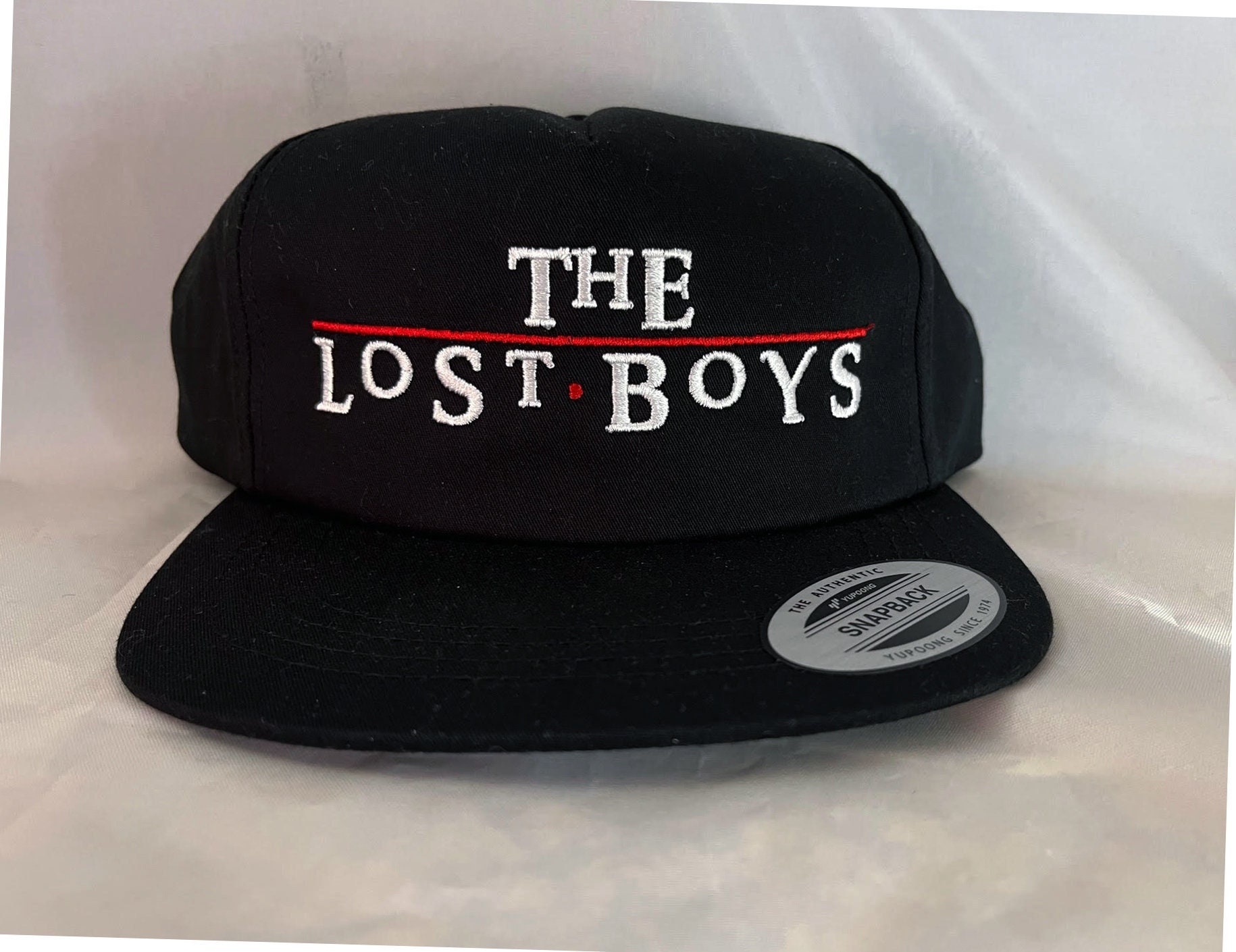 Das Lost Boys Logo Leicht Strukturierte Mütze von inkedupmerch