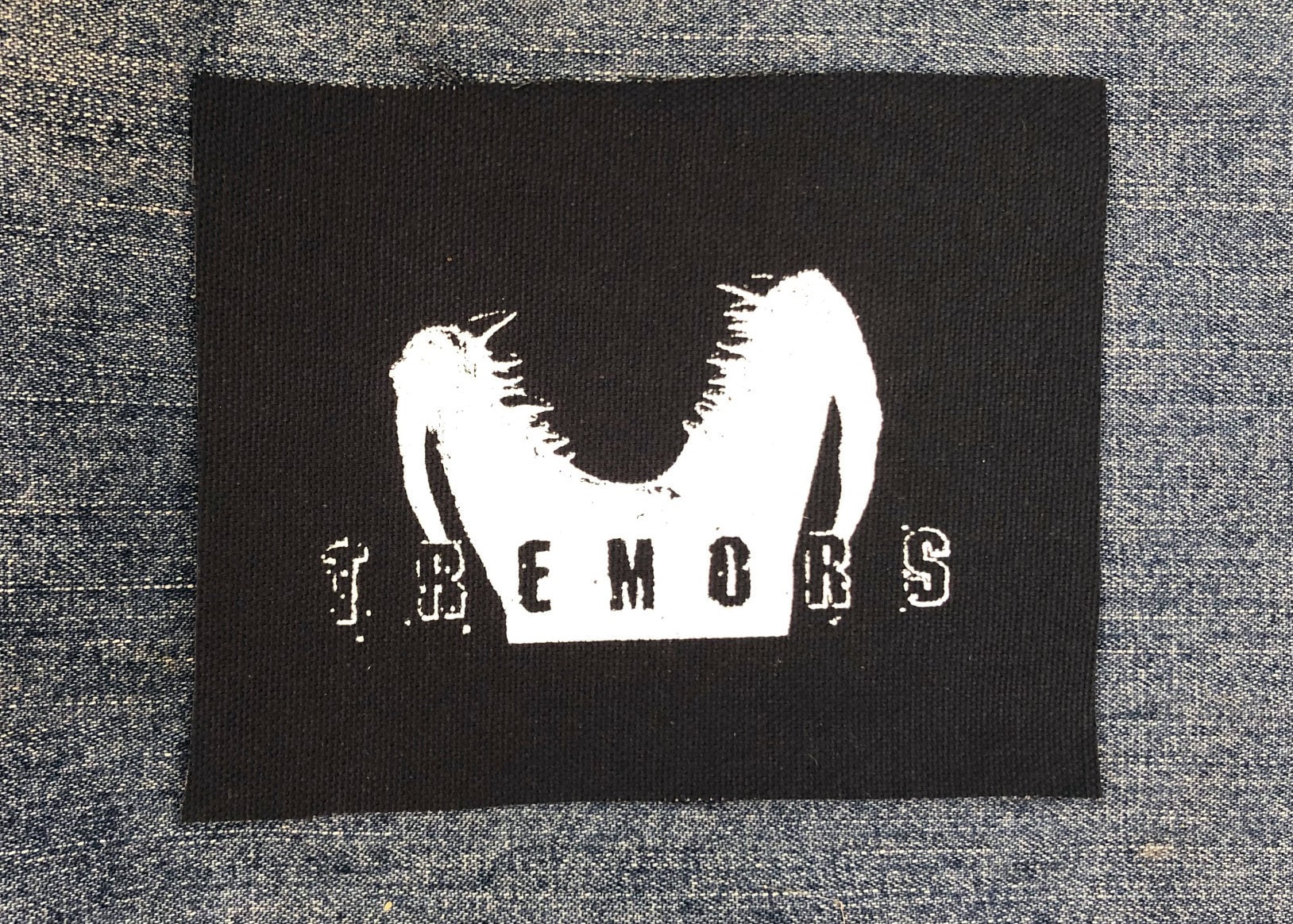 Tremors Leinwand Aufnäher von inkedupmerch