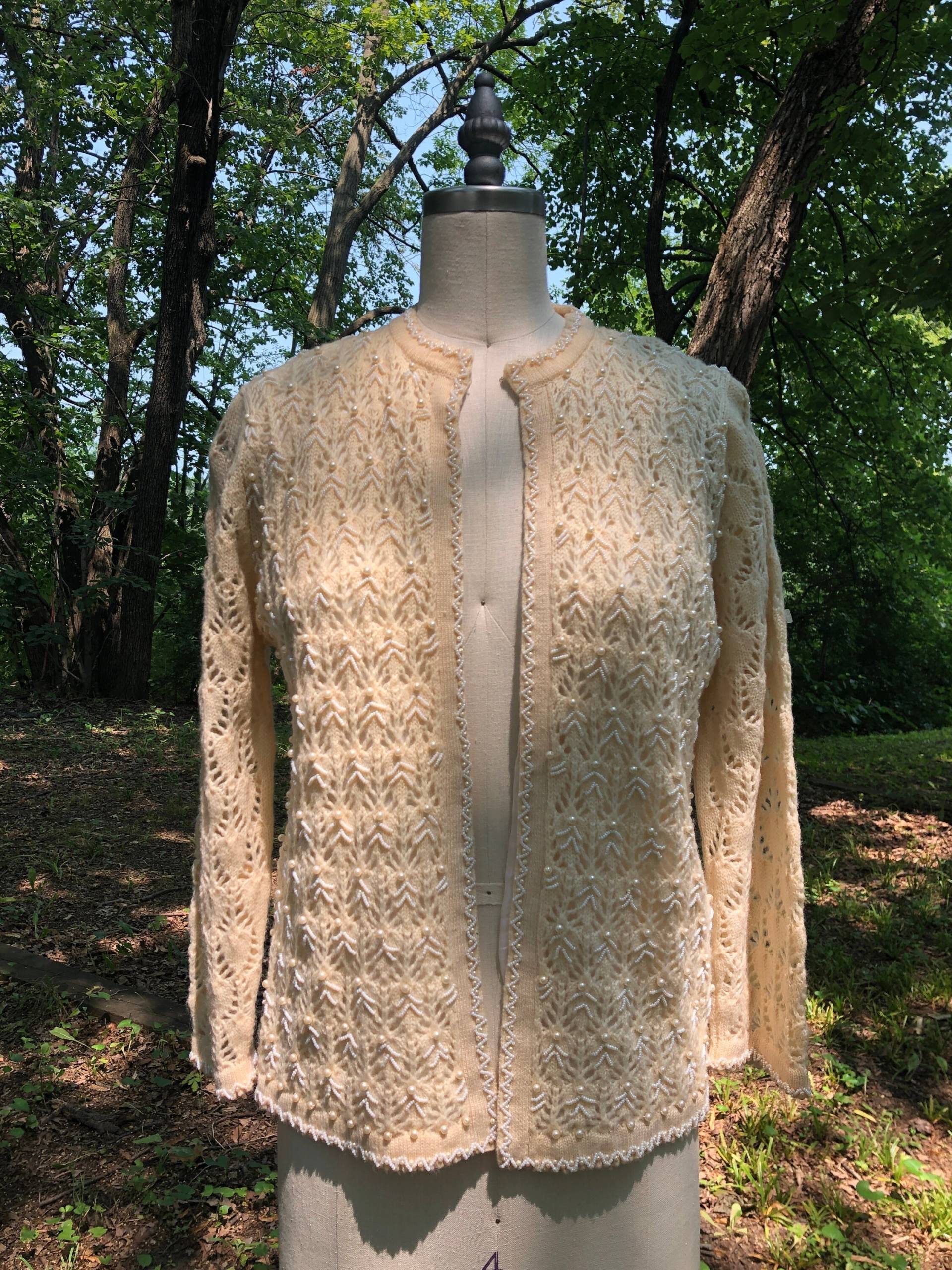 50Er Jahre Strickjacke Aus Creme Wolle Mit Perlenakzenten Und Perlenbesatz von kareenavintage