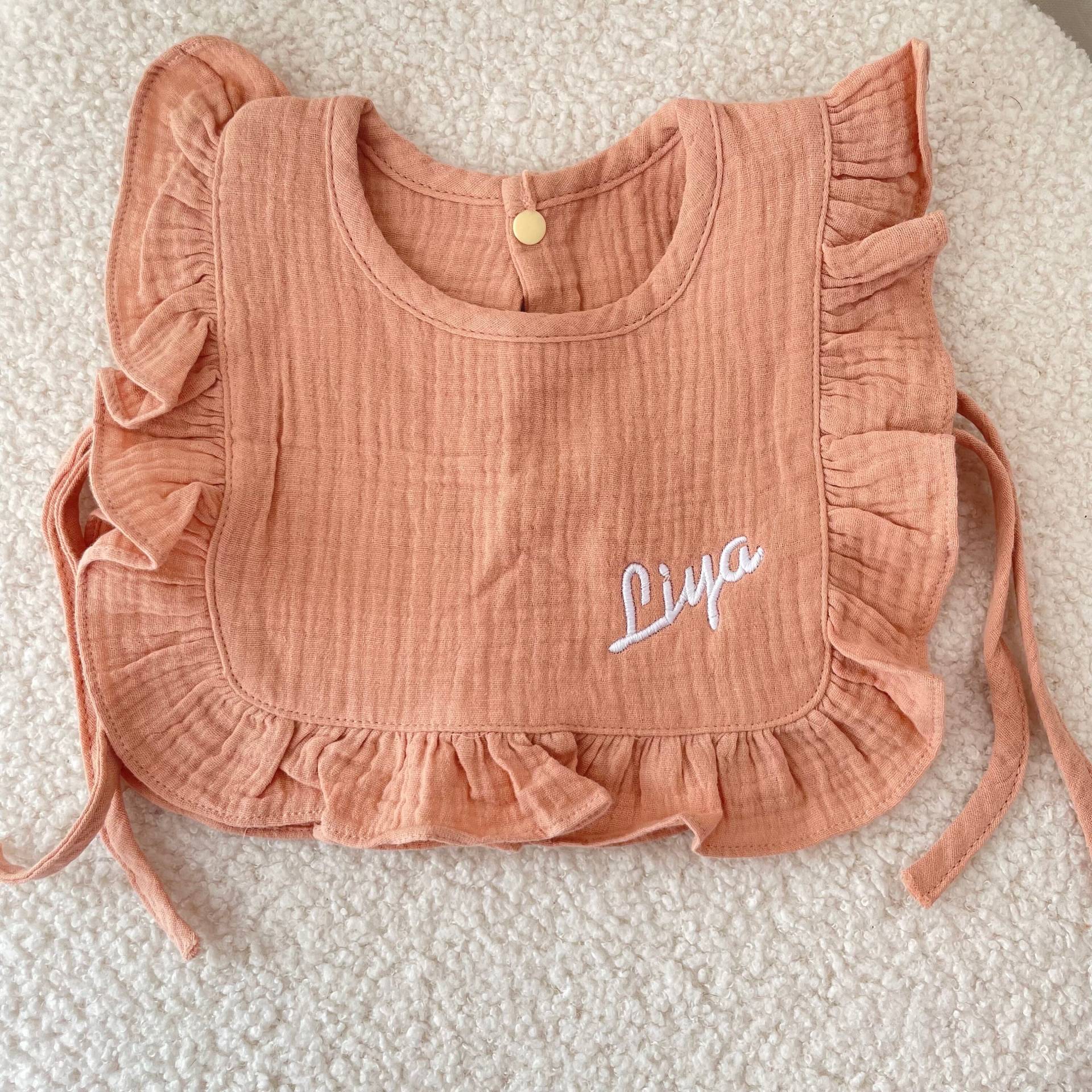 Personalisiertes Spucktuck - Musselintuch- Rüschen 100% Baumwolle Halstuch Lätzchen Mit Name Baumwolltuch Geschnek Zur Babyparty Personalisiertes Spucktuck - Musselintuch- Rüschen 100% Baumwolle Halstuch Lätzchen Mit Name Baumwolltuch Geschnek Zur Babyparty von livingwithfriends