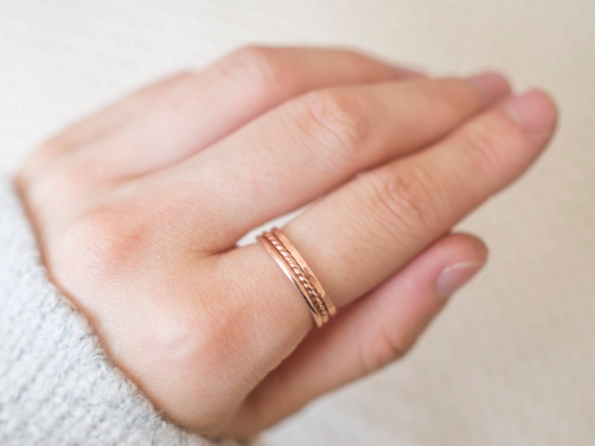 Dünne Strukturierte Rose Gold Ring Set Von 3, Zierliche Ringe, Stapelring Set, Ringe Für Frauen von minimalaccents