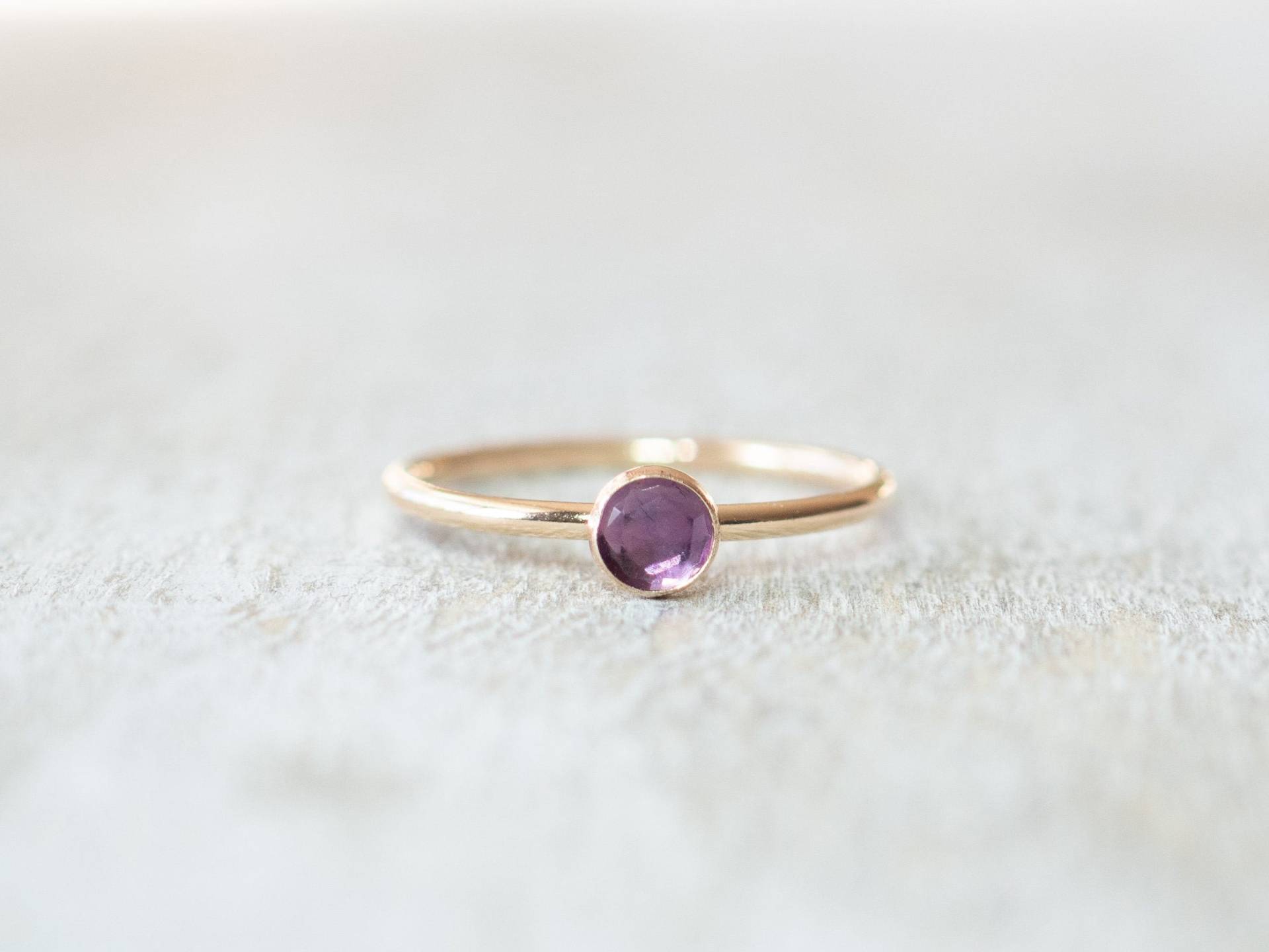 Dünner Gold-Amethyst-Ring, 4 Mm, Zierlicher Gold-Gefüllter Ring, 14-Karätige Goldringe Für Frauen, Stapelbare Goldringe, Februar-Geburtsstein-Ring von minimalaccents