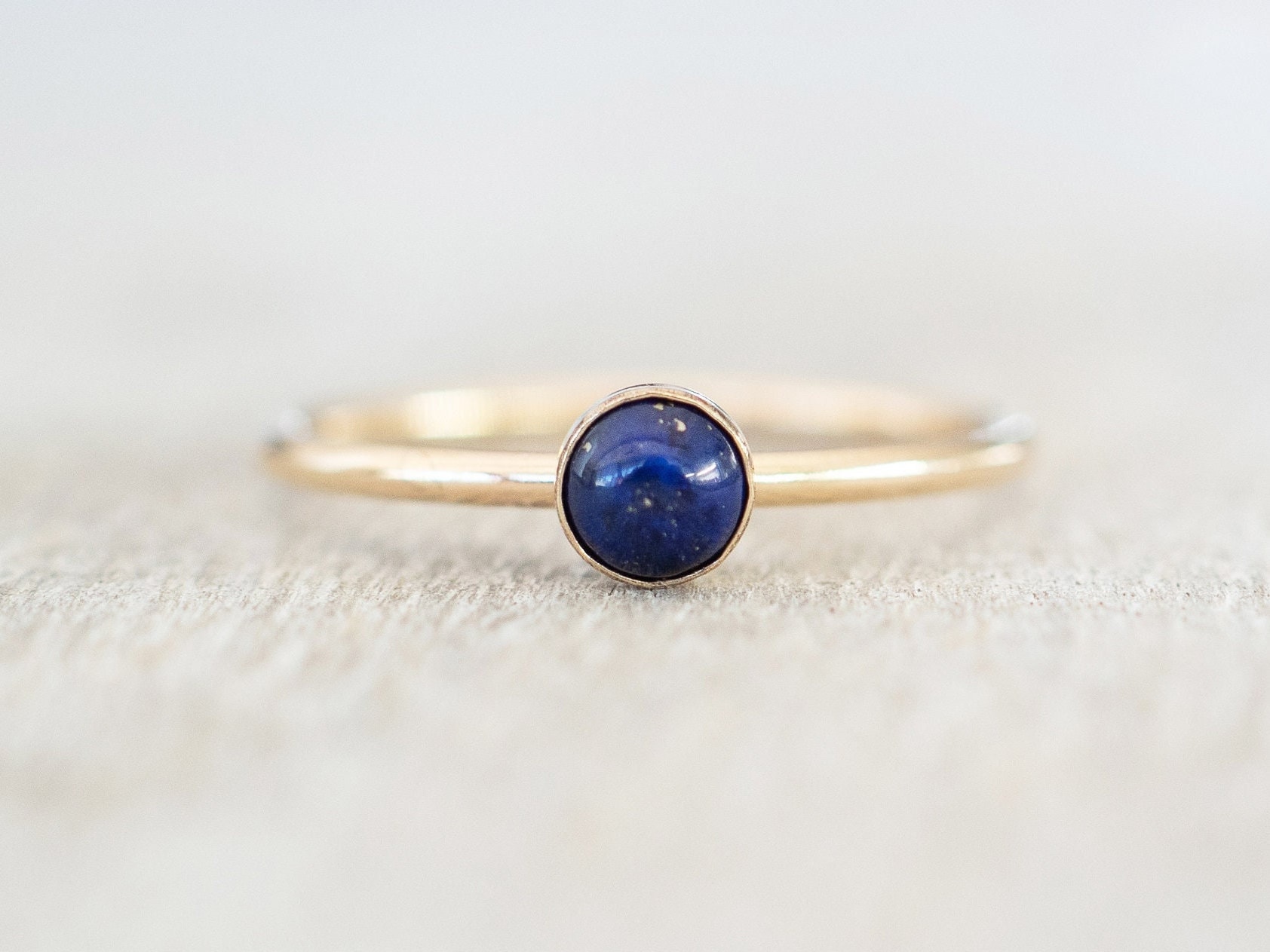 Dünner 4mm Lapis Lazuli Ring, Aa-Grade, Zierliche Gold Filled 14K Goldringe Für Frauen, Stapelbare Ringe, Birthstone Ring von minimalaccents