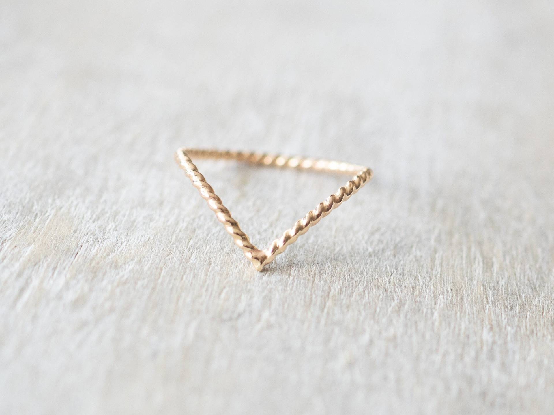 Gold Chevron Twist Ring, Zierliche Filled V Stapel Daumen 14K Ringe Für Frauen von minimalaccents