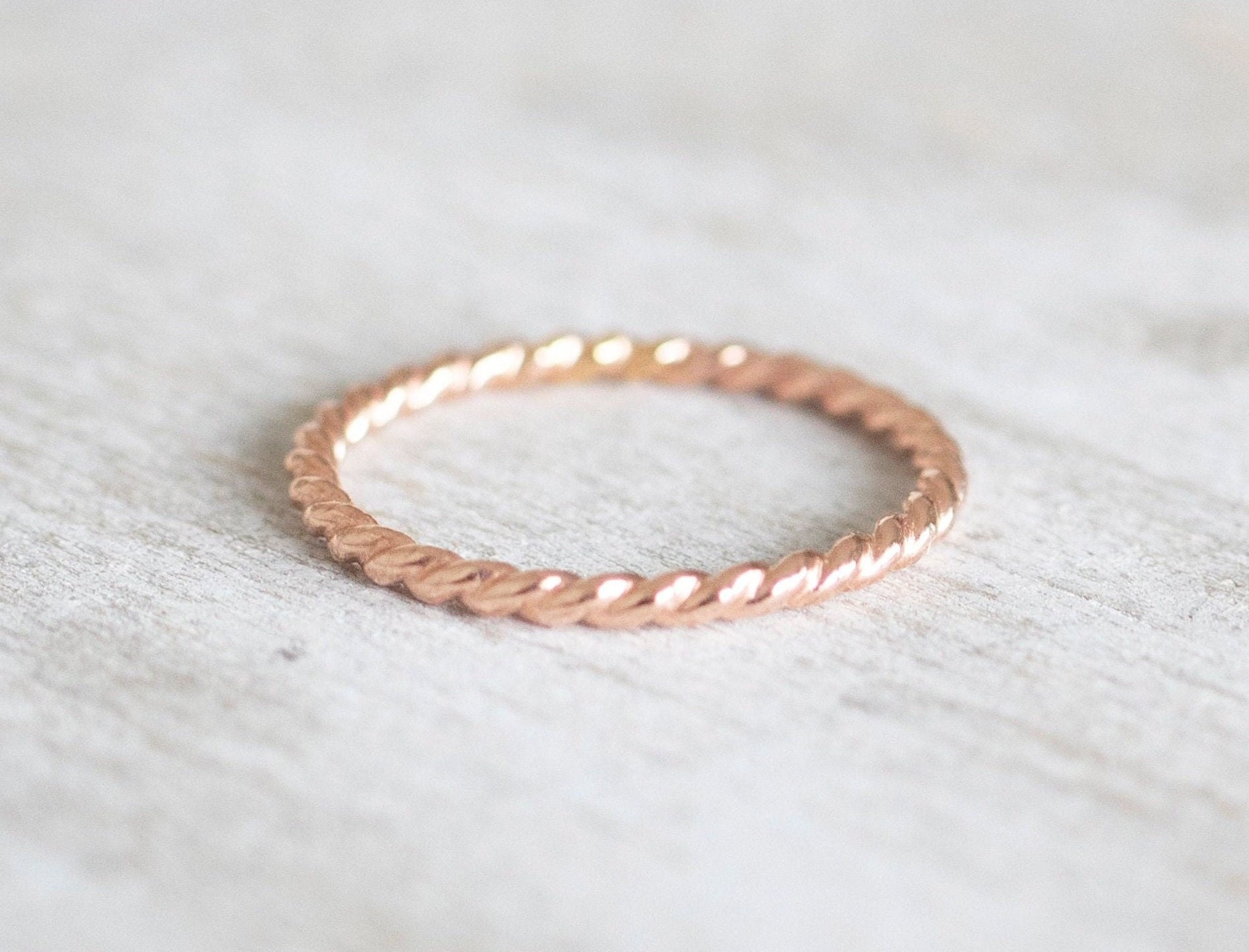 Rose Gold Twist Ring, Gefüllt Stapelringe, 14K Ringe Für Frauen, Daumen Geschenk Sie, Jahrestag Ring von minimalaccents