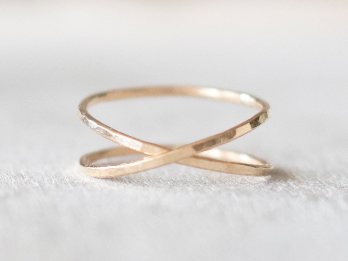 Super Dünner X-Ring Aus Gehämmertem Gold, Mit Gold Gefüllter Ring, Goldener Criss-Cross-Ring, Zierlicher Goldring, 14-Karätige Goldringe Für Frauen von minimalaccents