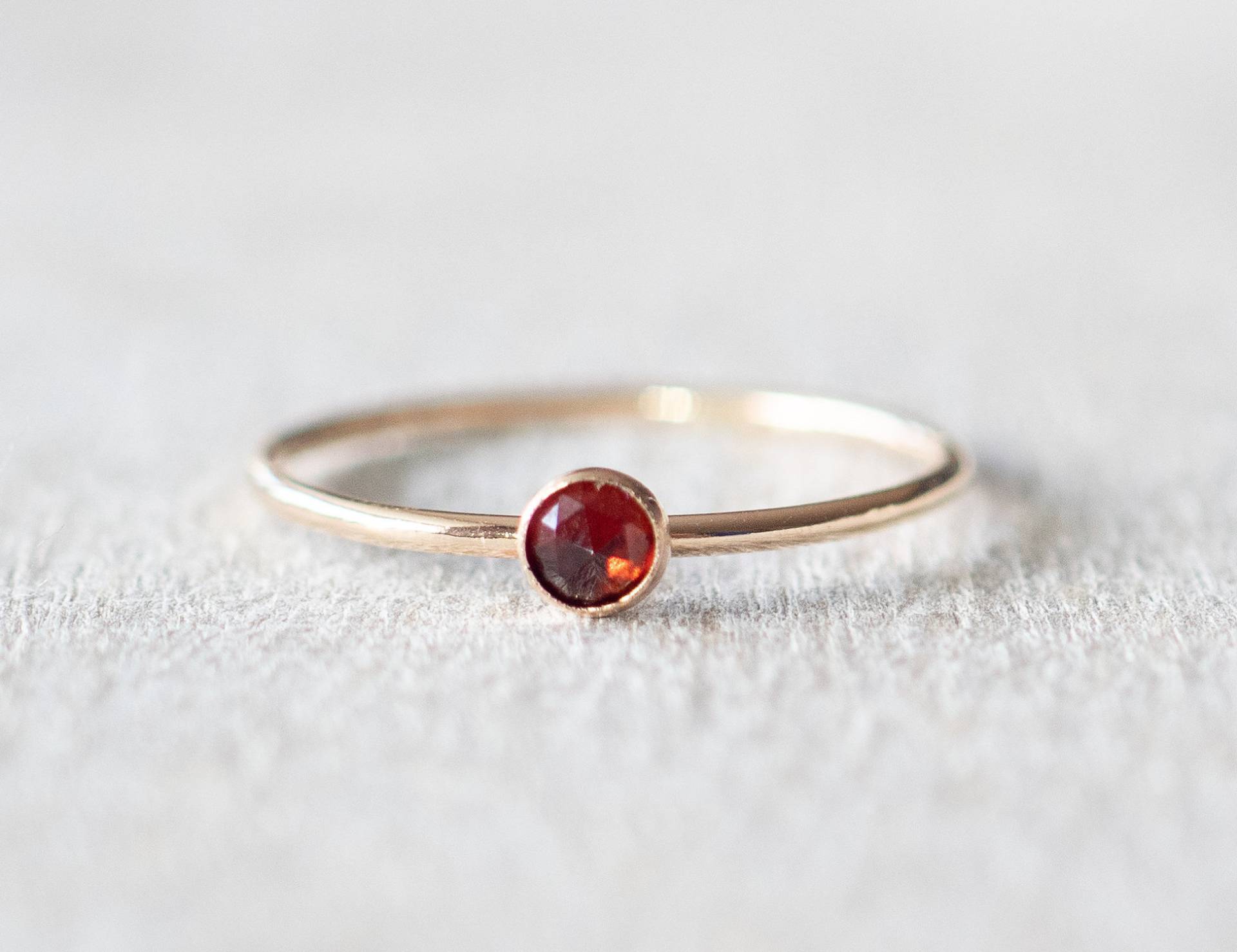 Super Dünner Gold 3mm Granat Ring, Zierliche Filled 14K Ringe Für Frauen, Stapelbare Ringe, Januar Birthstone Ring von minimalaccents
