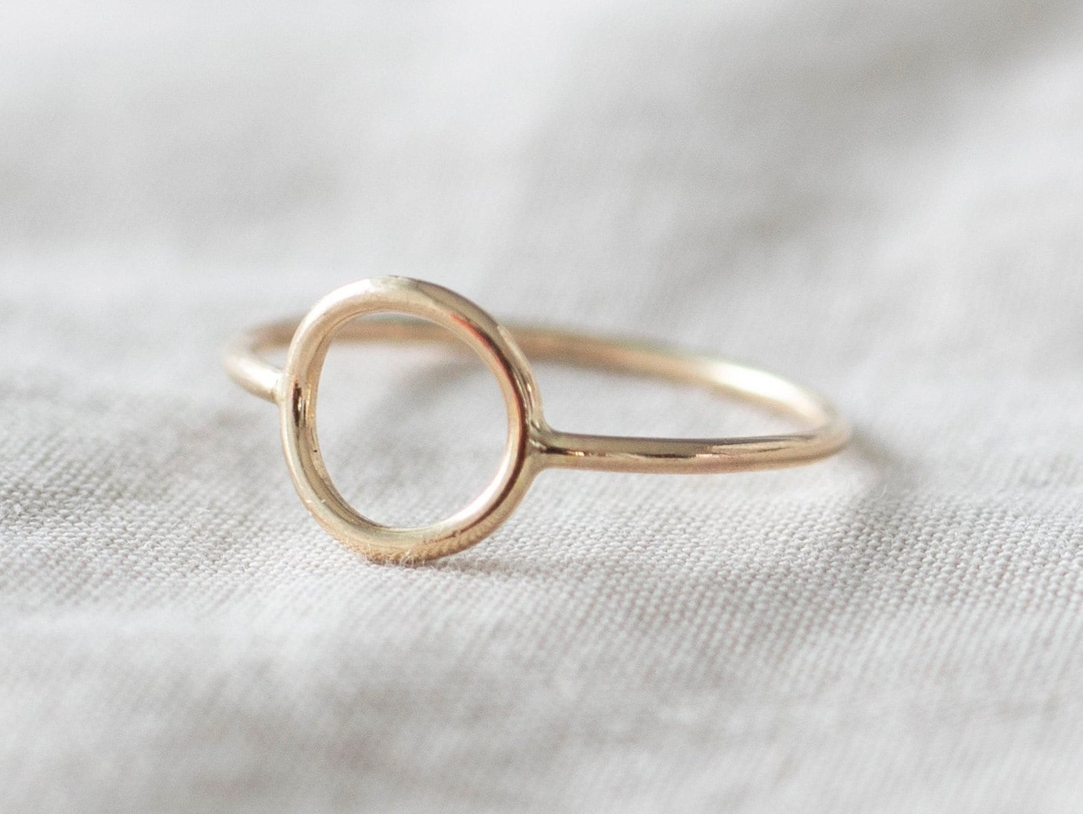 Superdünner Gold-Kreisring, Zierlicher Gold-Filled-Ring, Goldringe Für Frauen, Gold-stapelringe, 14K-Goldring von minimalaccents