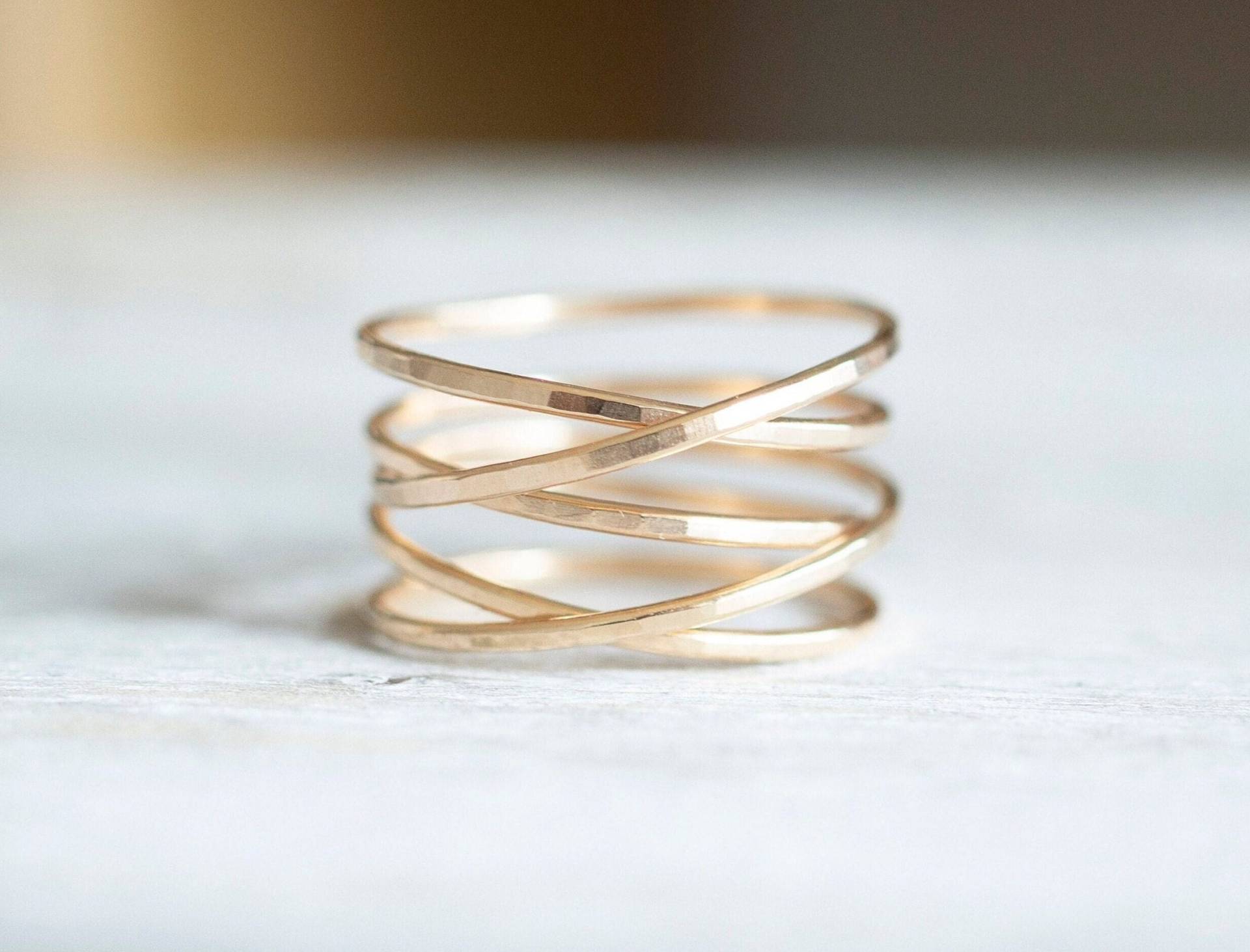 Super Dünner Golddrahtwickelring, Gold Filled Gehämmerter Ring, Criss Cross Zierlicher Goldring, 14K Goldringe Für Frauen von minimalaccents