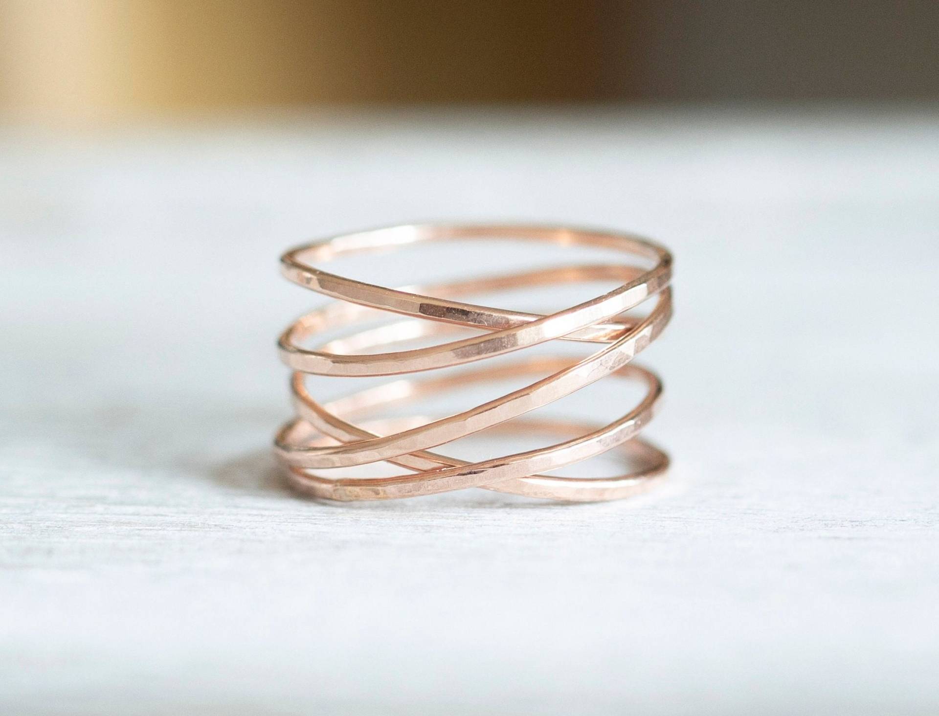 Super Dünner Rose Gold Wire Wrap Ring, Gefüllter Gehämmerter Criss Cross 14K Ringe Für Frauen von minimalaccents