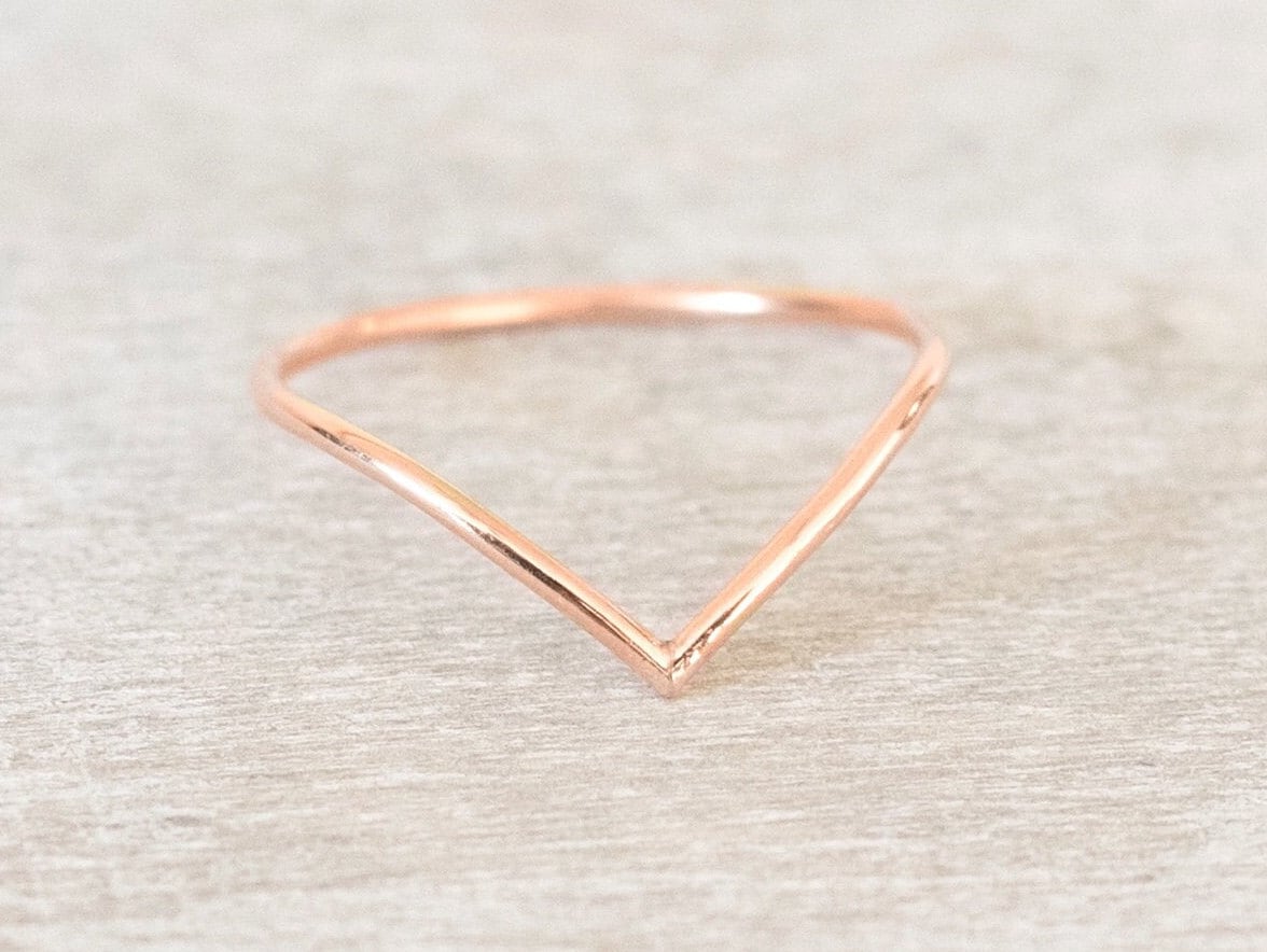 Superdünner Chevron-Ring Mit Roségoldfüllung, V-Ring, Roségoldringe Für Frauen, Zierlicher Roségoldring, Dünner Midi-Ring von minimalaccents