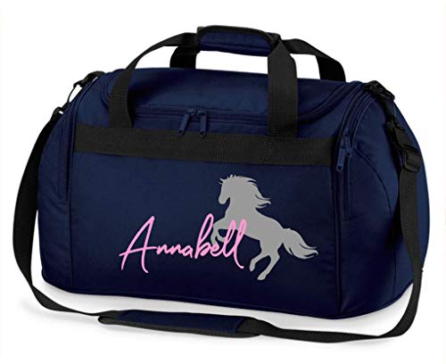 Reittasche mit Namensdruck personalisiert | Motiv aufsteigendes Pferd mit Name | Trage- und Sporttasche für Mädchen zum Reiten in vielen Farben verfügbar (dunkelblau) 54 x 28 x 25 cm von minimutz