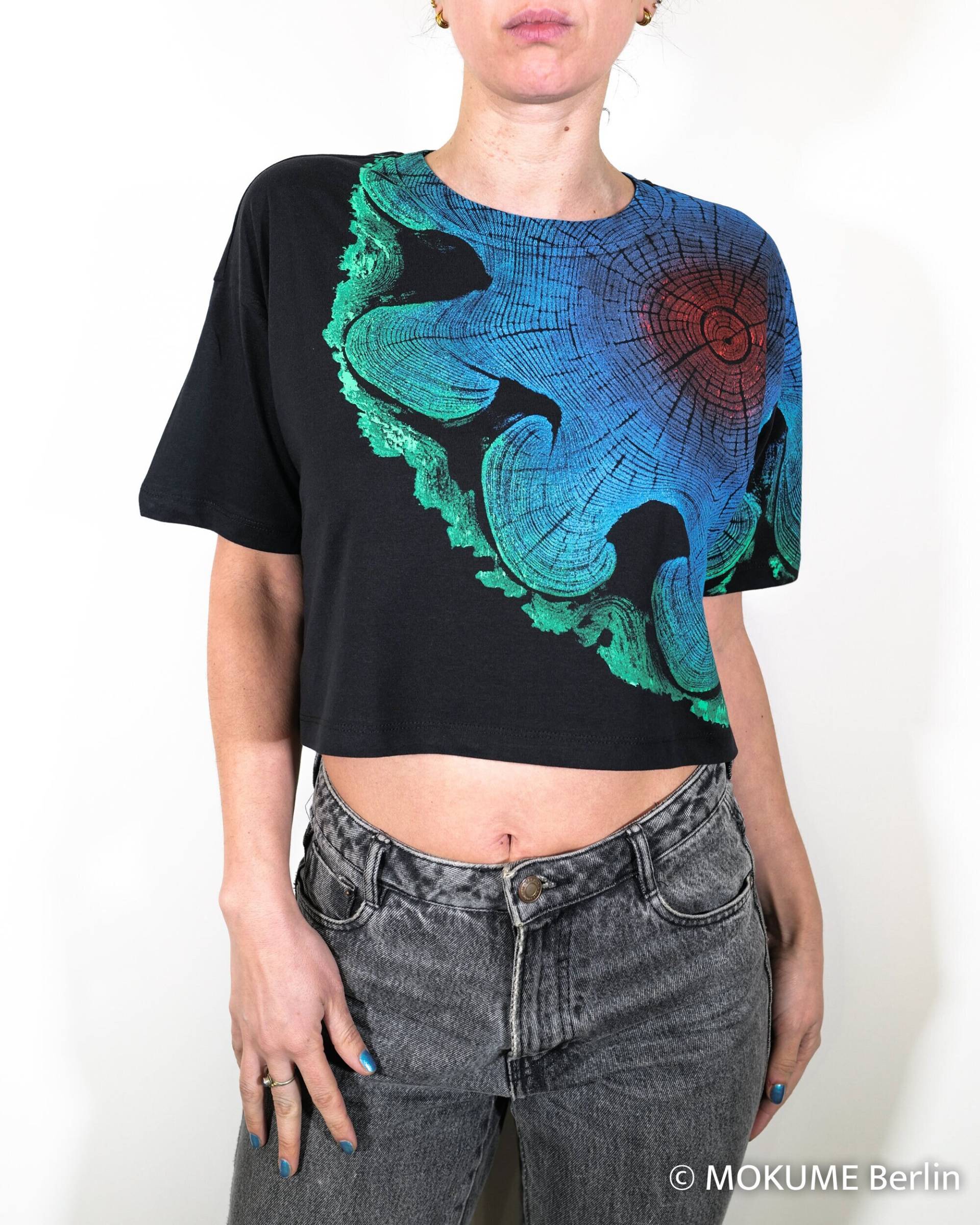 Frauen Cropped T-Shirts Bio-Baumwolle Schwarz Grün Blau Rot Akazie Holzmaserung von mokumeBERLIN