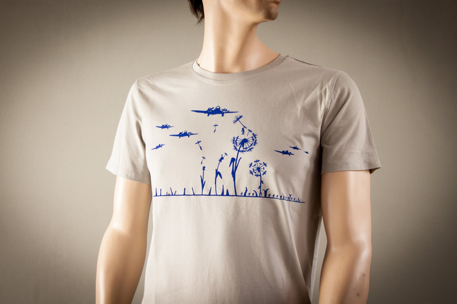 Bio Shirt Für Männer Cooles T-Shirt Military Und Fair Hergestellt Flieger Blow Away Tshirt Mit Motiv Aus Flock Königsblau Frühling von naaknaak