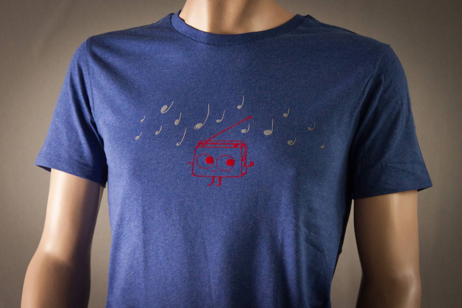 Lustiges T-Shirt Für Männer Mit Süssem Radio Aufdruck Aus Flock in Blau Meliert + Musiknoten Motiv Von Naaknaak Shirt Biobaumwolle von naaknaak