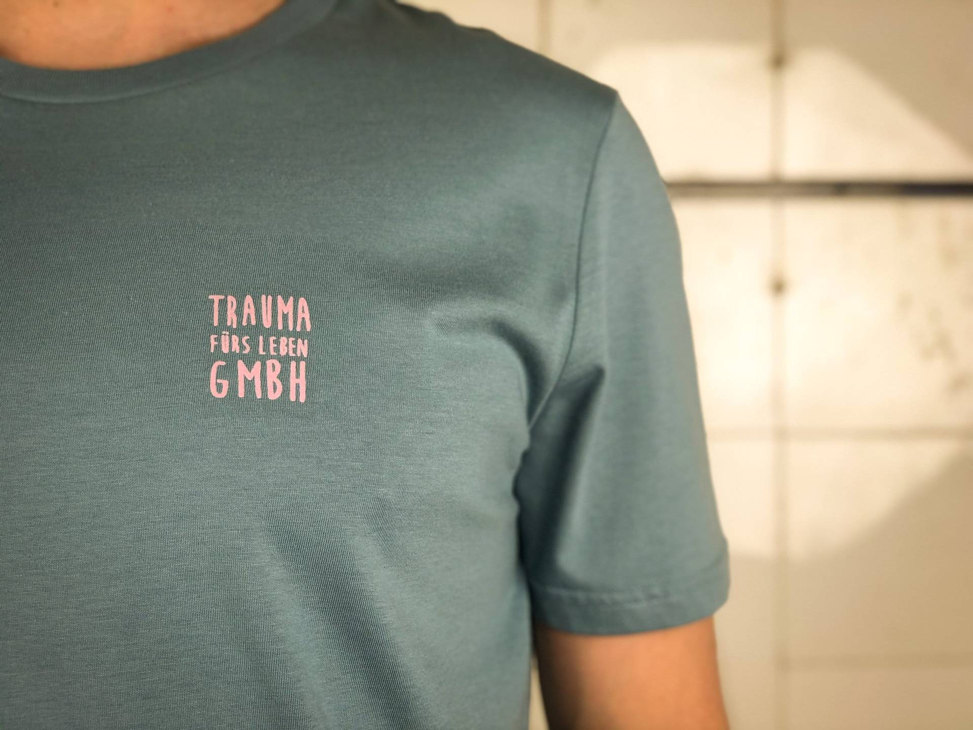 Männer T-Shirt Trauma Fürs Leben Bio Shirt Helles Petrol Blau Mit Lustigem Druck Motiv Aus Flock + Weitere Farben von naaknaak