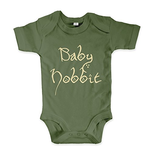 net-shirts Organic Baby Body mit Baby Hobbit Aufdruck Spruch lustig Strampler Babybekleidung aus Bio-Baumwolle mit Zertifikat Inspired by Herr der Ringe, Größe 12-18 Monate, Oliv von net-shirts