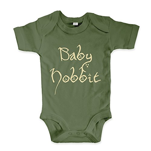 net-shirts Organic Baby Body mit Baby Hobbit Aufdruck Spruch lustig Strampler Babybekleidung aus Bio-Baumwolle mit Zertifikat Inspired by Herr der Ringe, Größe 6-12 Monate, Oliv von net-shirts
