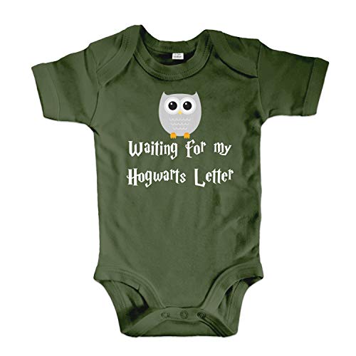 net-shirts Organic Baby Body mit Hogwarts Letter Aufdruck Spruch Motiv süß Cute Strampler aus Bio-Baumwolle Inspired by Harry Potter, Größe 12-18 Monate, Oliv von net-shirts