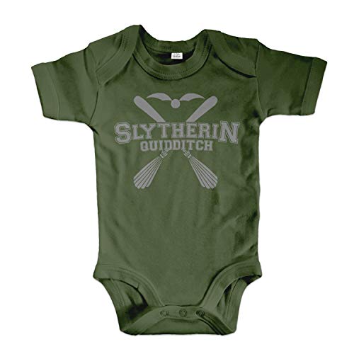 net-shirts Organic Baby Body mit Slytherin Quidditch Aufdruck Spruch Motiv süß Cute Strampler aus Bio-Baumwolle Inspired by Harry Potter, Größe 0-3 Monate, Oliv von net-shirts