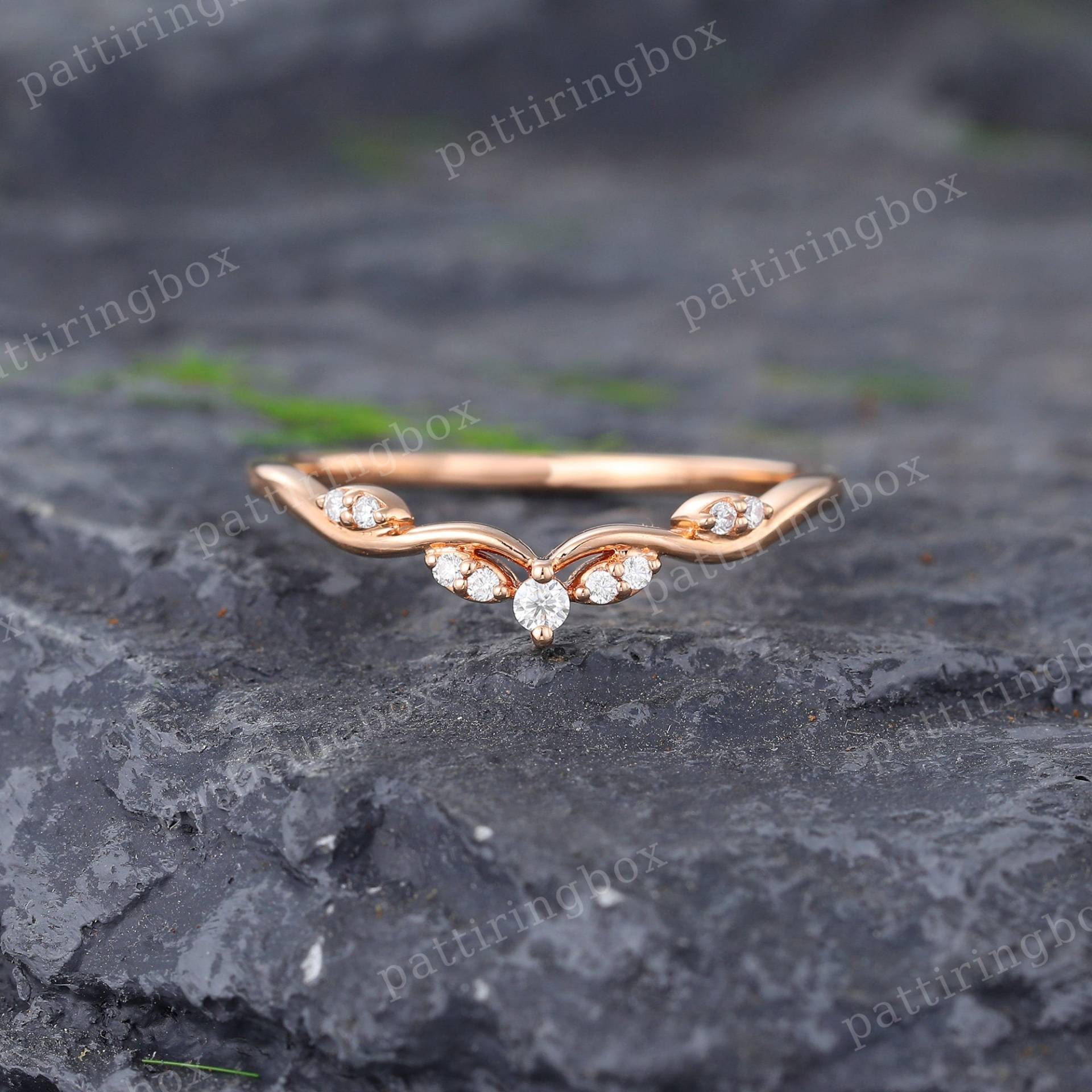 Rose Gold Moissanite Ehering Einzigartige Diamant Gebogener Art-Deco Passend Stacking Band Vintage Promise Geschenk Für Frauen von pattiringbox