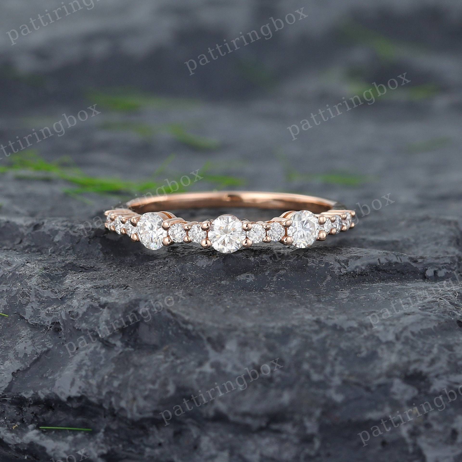 Vintage Half Eternity Moissanite Ehering 14K Rose Gold Unikat Stacking Matching Band Jubiläum Versprechen Ring Für Frauen von pattiringbox