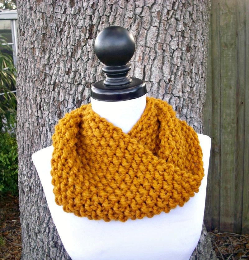 Handgestrickter Cowl, Grobstrick Cowl Schal, Damen Herren Winter Strickschal, Mobius Butterscotch von pixiebell