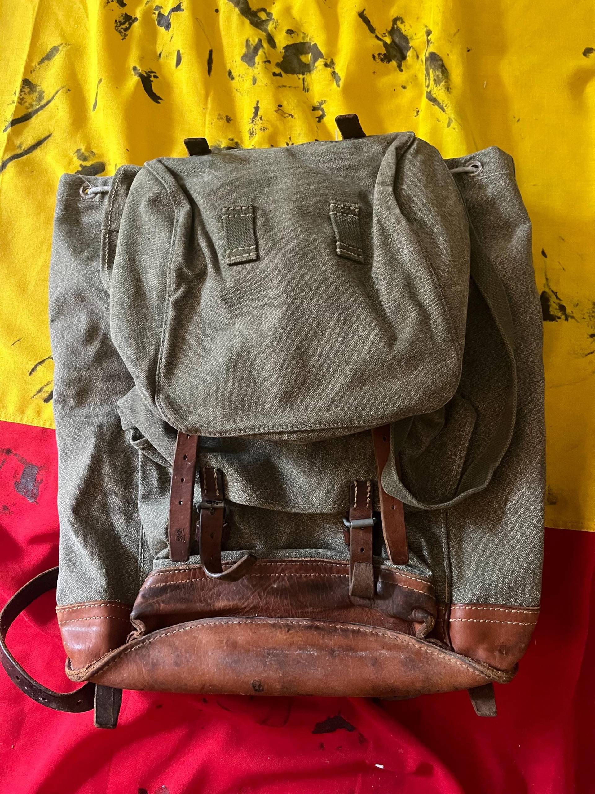 Vintage-Set Aus Dem Kalten Krieg Mit Schweizer Armee-Bergrucksack Und Brotbeutel, Salz - Pfefferstreuer Vintage-Set Aus Dem Kalten Krieg Mit Schweizer Armee-Bergrucksack Und Brotbeutel, Salz - Pfefferstreuer von swissarmymilitaria