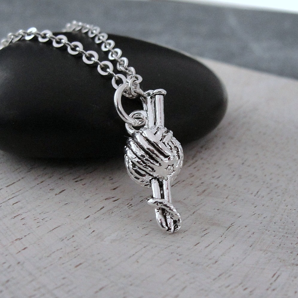 Garn Und Stricknadeln Halskette, Versilbert 3D Stricken Charm Stricker Geschenk Schmuck Garn Und Stricknadeln Halskette, Versilbert 3D Stricken Charm Stricker Geschenk Schmuck von treasuredcharms