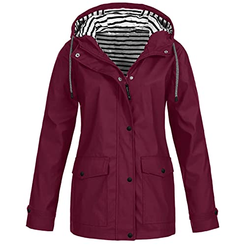 Plus Größe Damen Regenmäntel Wasserdicht Leichtgewicht mit Kapuze Outdoor Kapuzen Windbreaker Solid Trenchcoat Regenjacke Wine 103 XXXXXL 54 von tsaChick